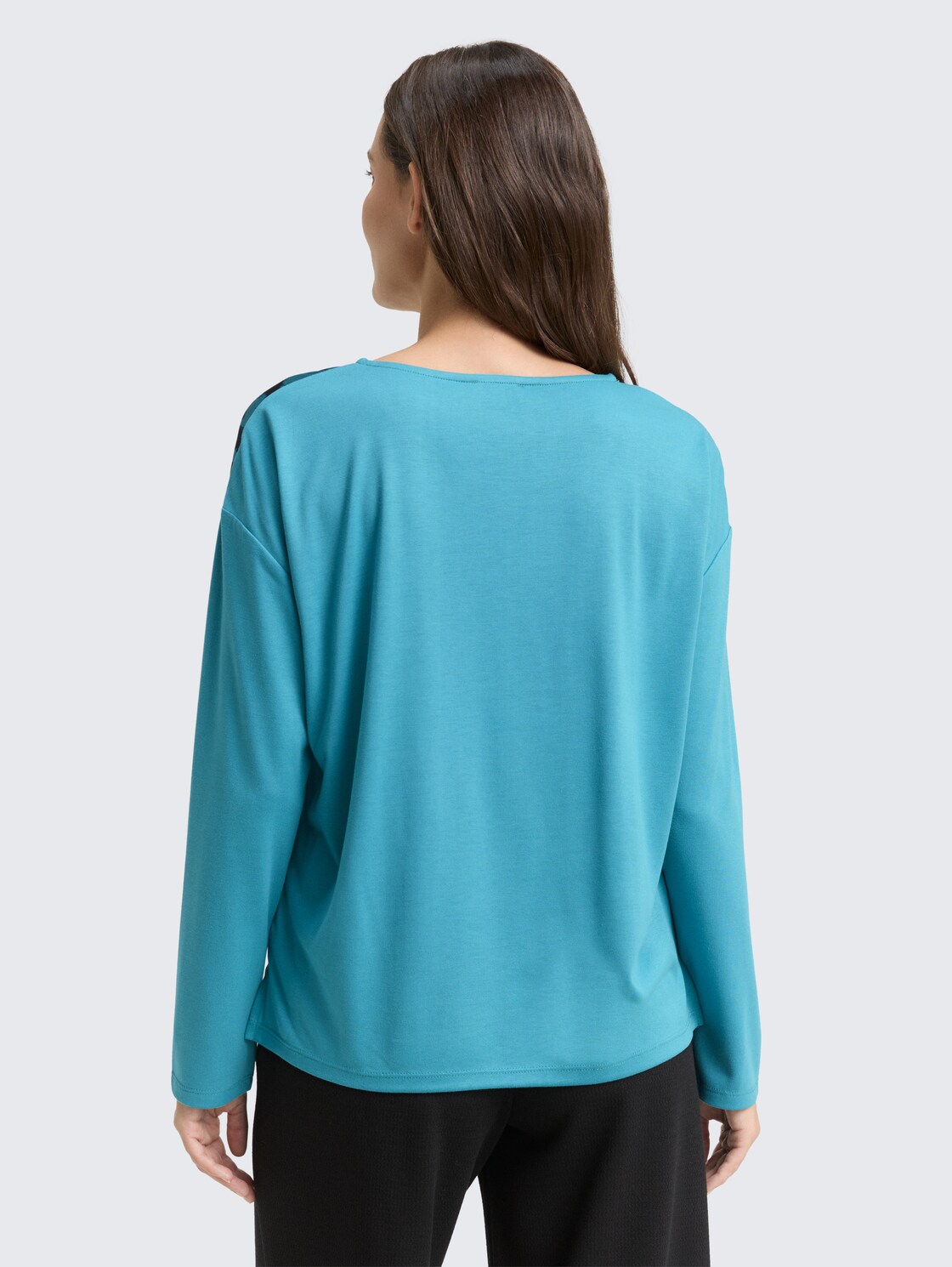 Loose Fit Langarmshirt mit Leo-Print - petrol black big leo print - Auschnitt Model-Rückansicht