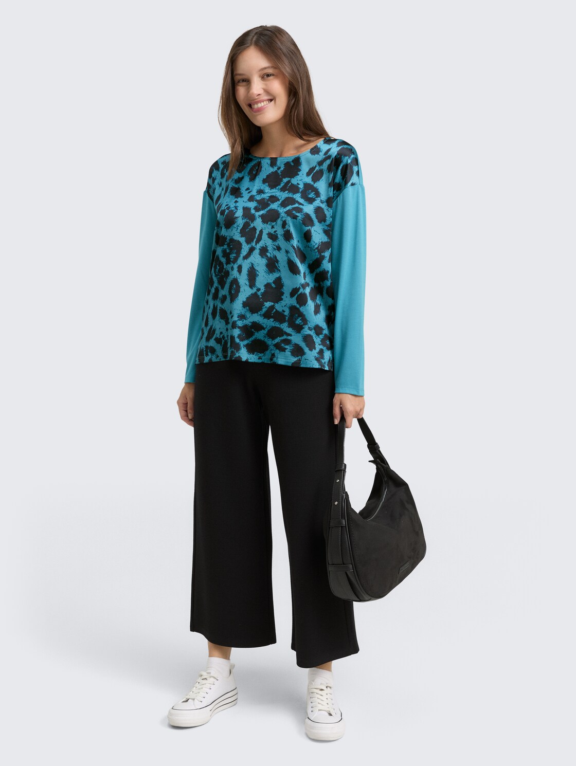 Loose Fit Langarmshirt mit Leo-Print - petrol black big leo print - Model-Vorderansicht