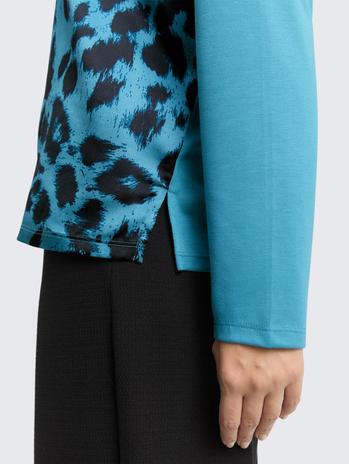 Loose Fit Langarmshirt mit Leo-Print - petrol black big leo print - Detail-Model-Ansicht