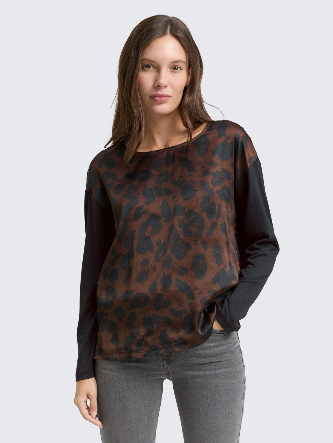 Loose Fit Langarmshirt mit Leo-Print - brown black big leo print - Ausschnitt Model-Vorderansicht