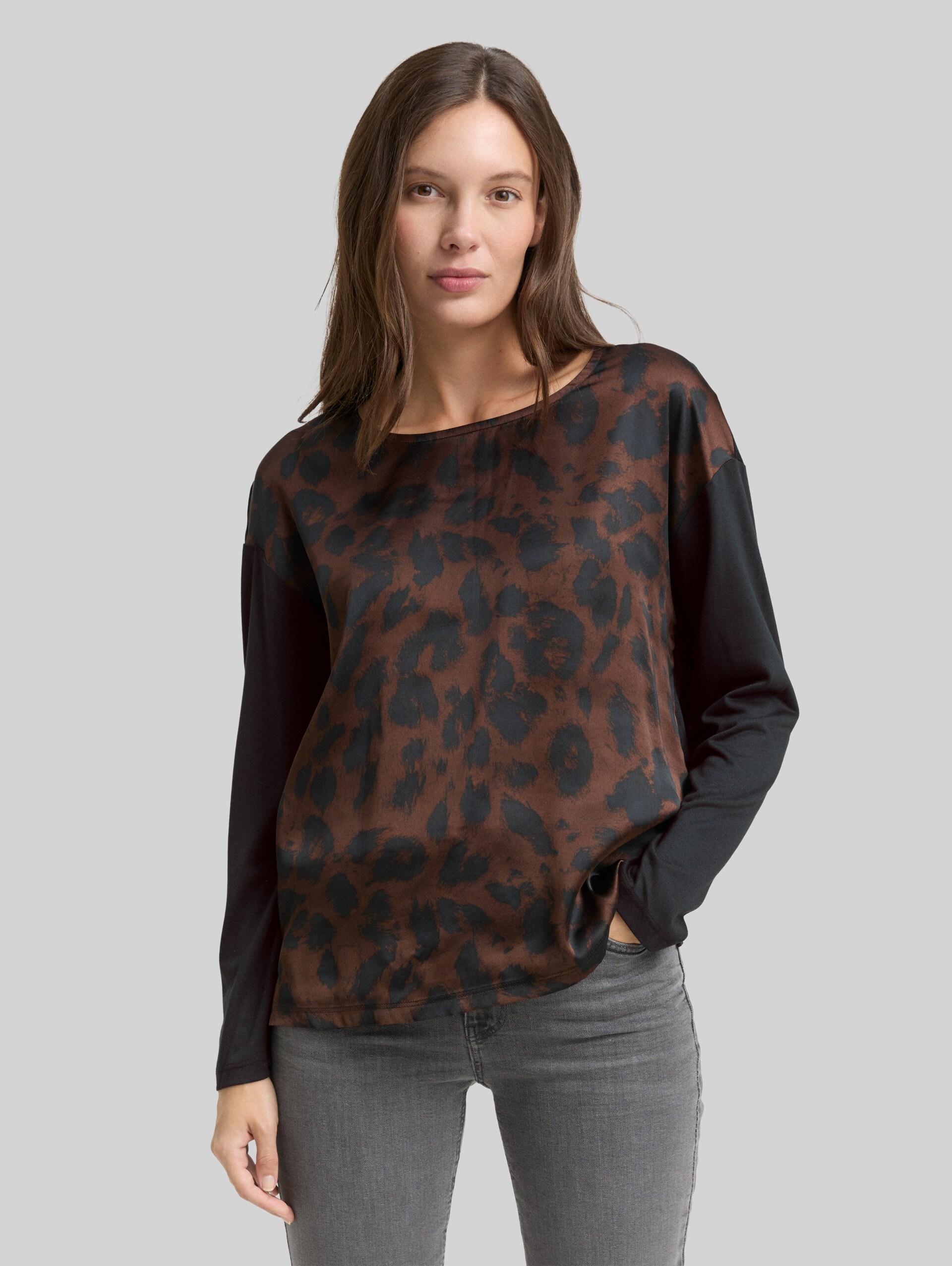 Loose fit long-sleeved shirt with leopard print - brown black big leo print - Neckline model front view