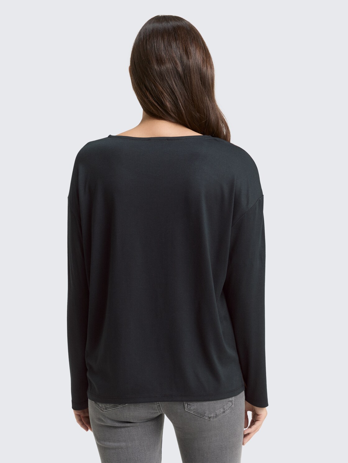 Loose Fit Langarmshirt mit Leo-Print - brown black big leo print - Auschnitt Model-Rückansicht