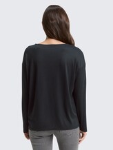 Loose Fit Langarmshirt mit Leo-Print - brown black big leo print - Auschnitt Model-Rückansicht