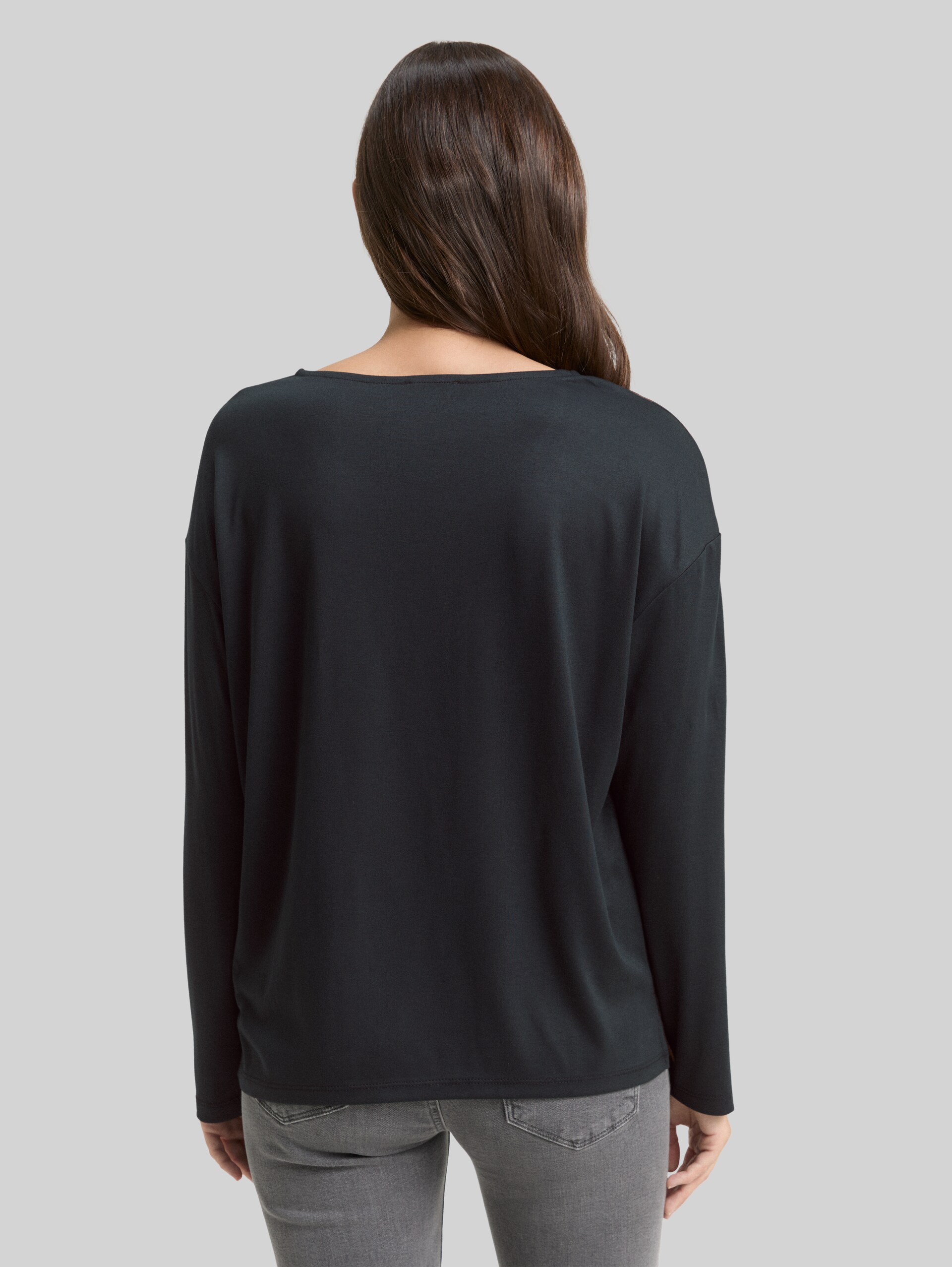 Loose fit long-sleeved shirt with leopard print - brown black big leo print - Neckline model-back view