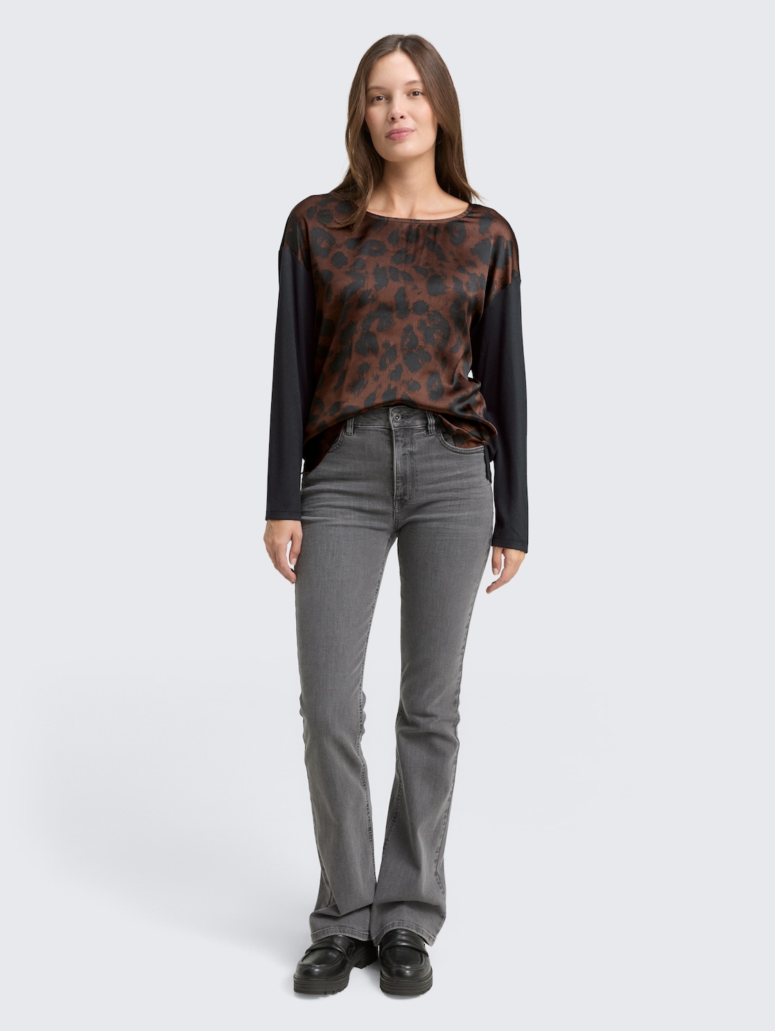 Loose Fit Langarmshirt mit Leo-Print - brown black big leo print - Model-Vorderansicht