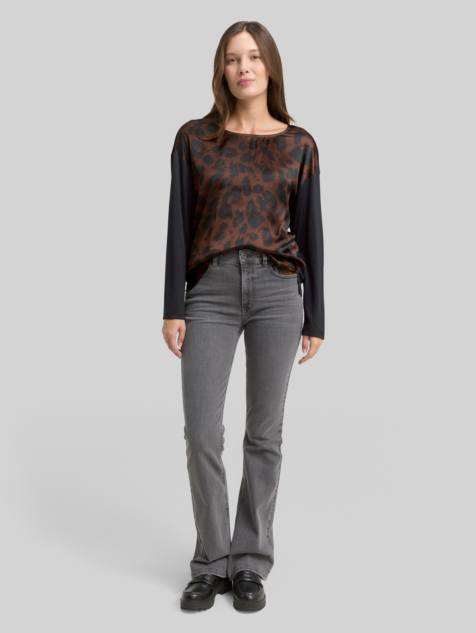 Loose fit long-sleeved shirt with leopard print - brown black big leo print - Model front view