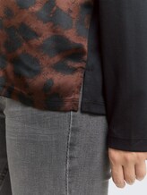 Loose Fit Langarmshirt mit Leo-Print - brown black big leo print - Detail-Model-Ansicht
