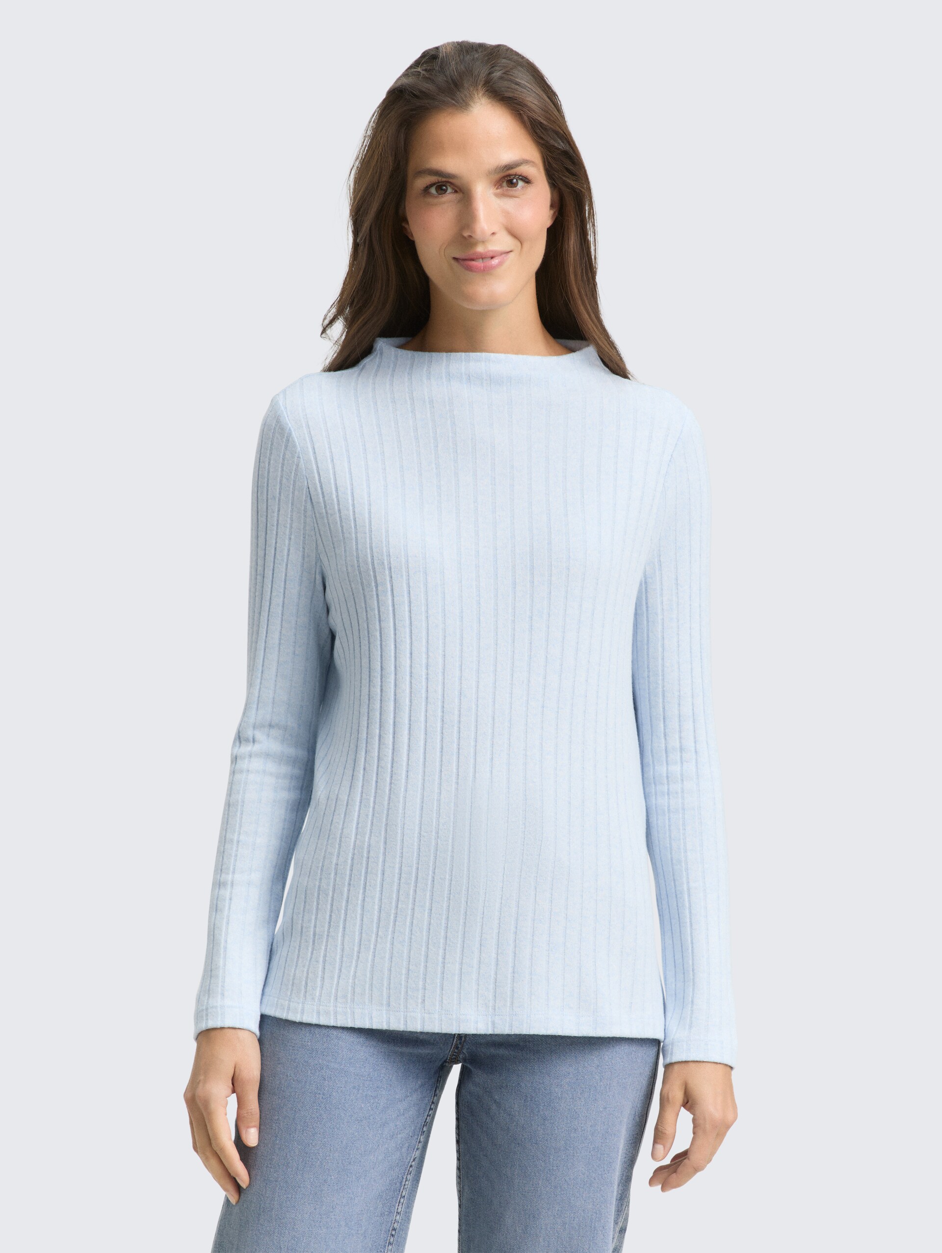 Cosy Langarmshirt mit Stehkragen - light fjord blue melange - Ausschnitt Model-Vorderansicht