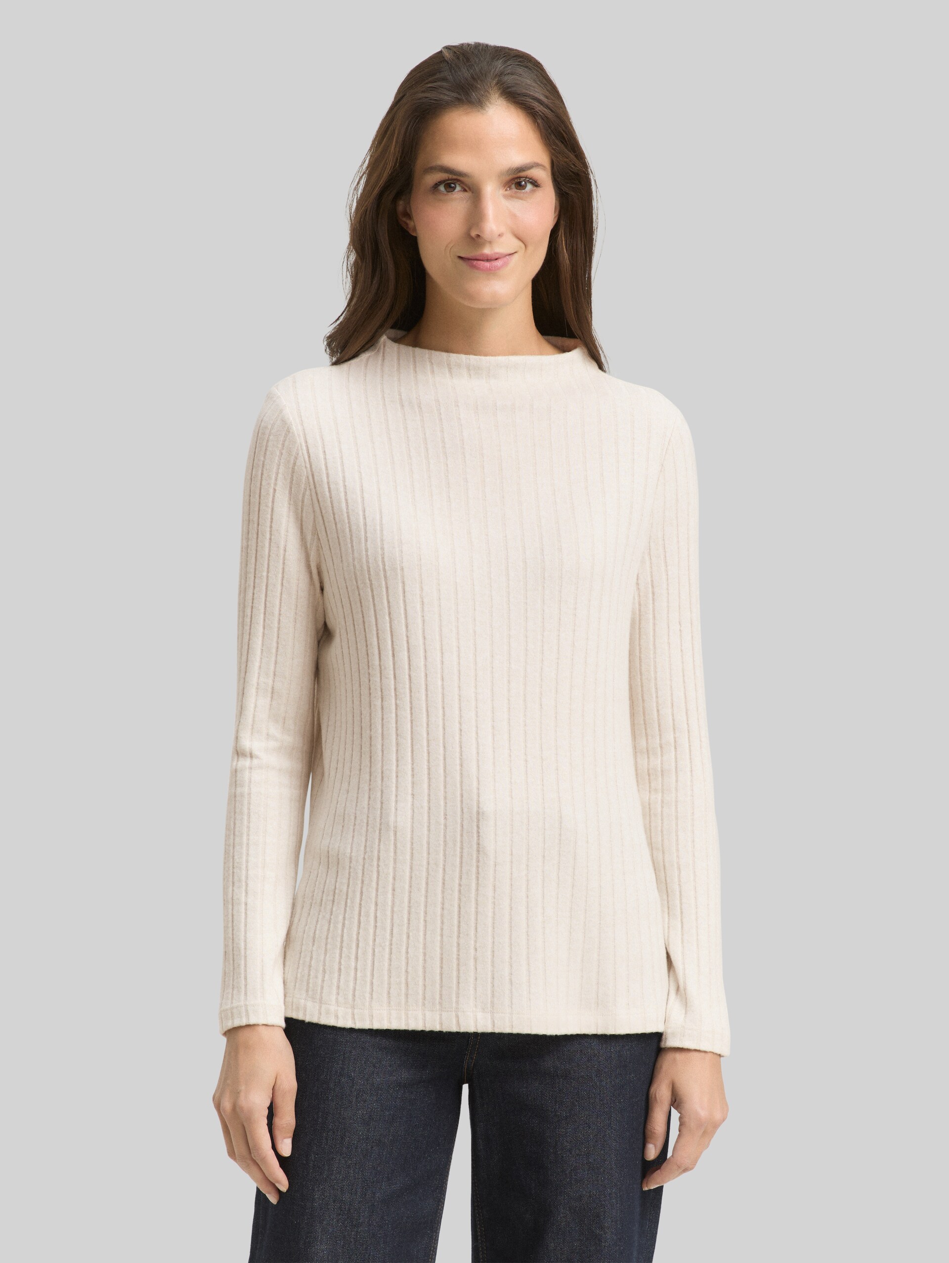 Cosy Langarmshirt mit Stehkragen - sand stone beige melange - Ausschnitt Model-Vorderansicht