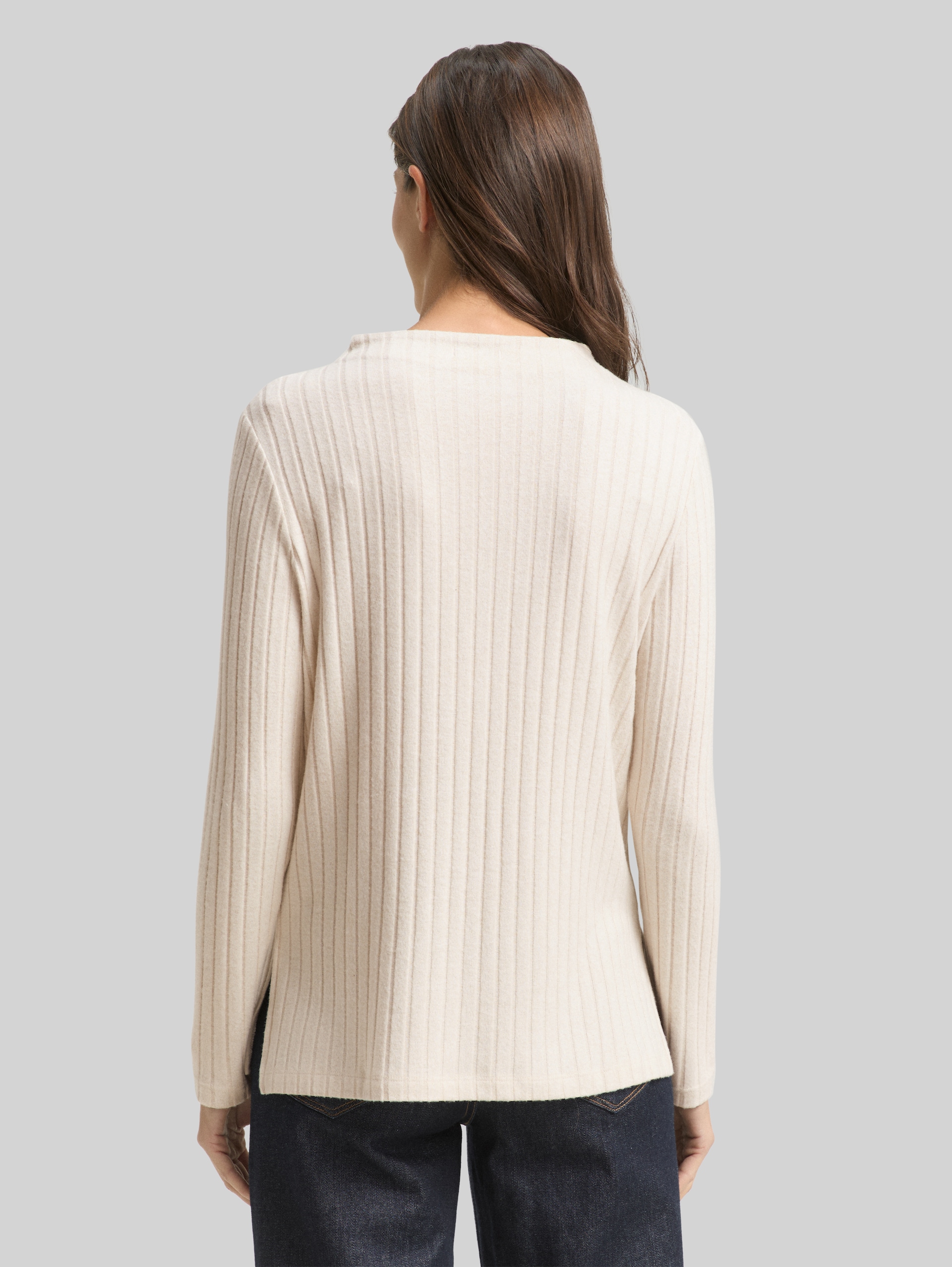 Cosy Langarmshirt mit Stehkragen - sand stone beige melange - Auschnitt Model-Rückansicht