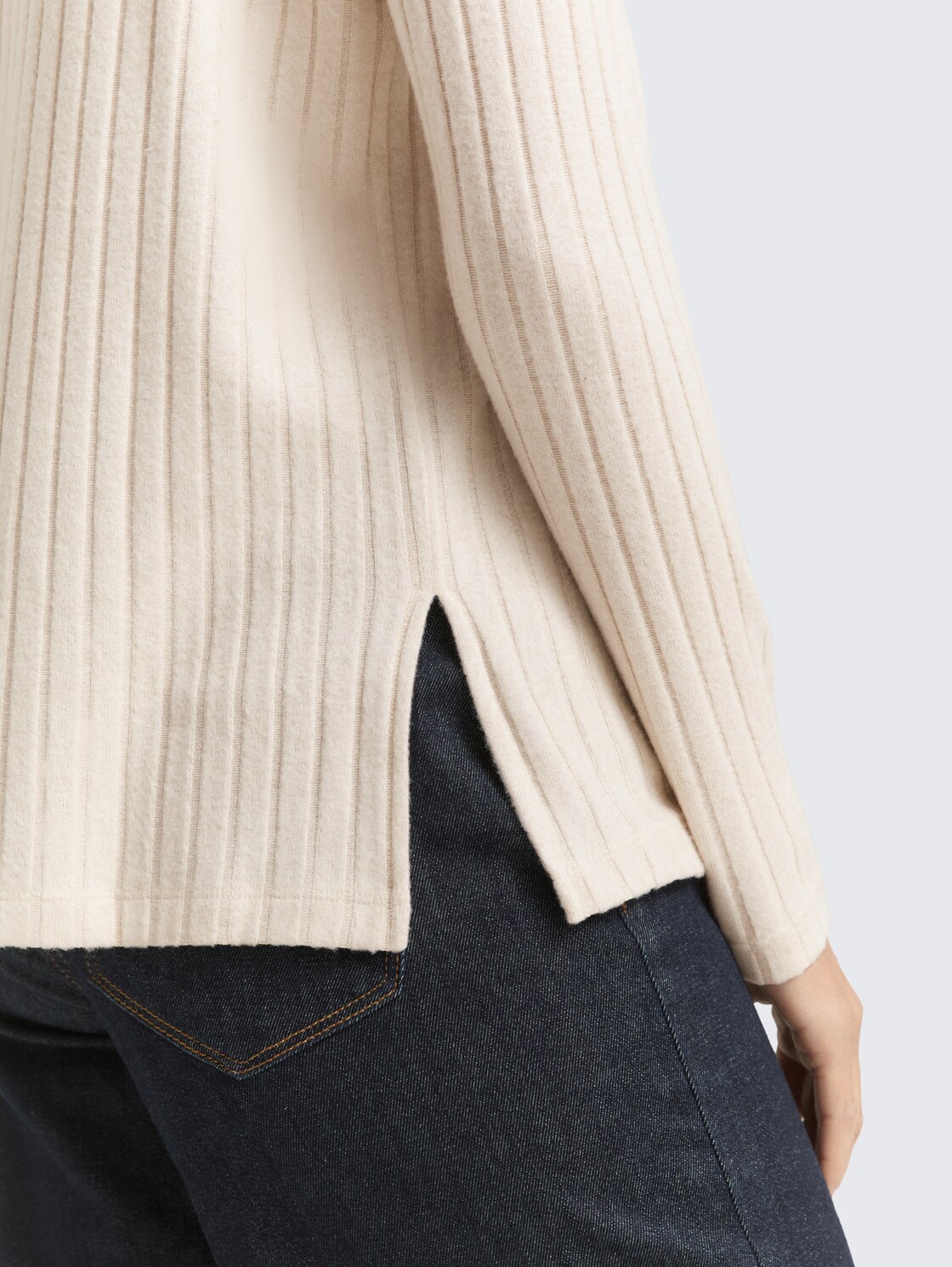 Cosy Langarmshirt mit Stehkragen - sand stone beige melange - Detail-Model-Ansicht