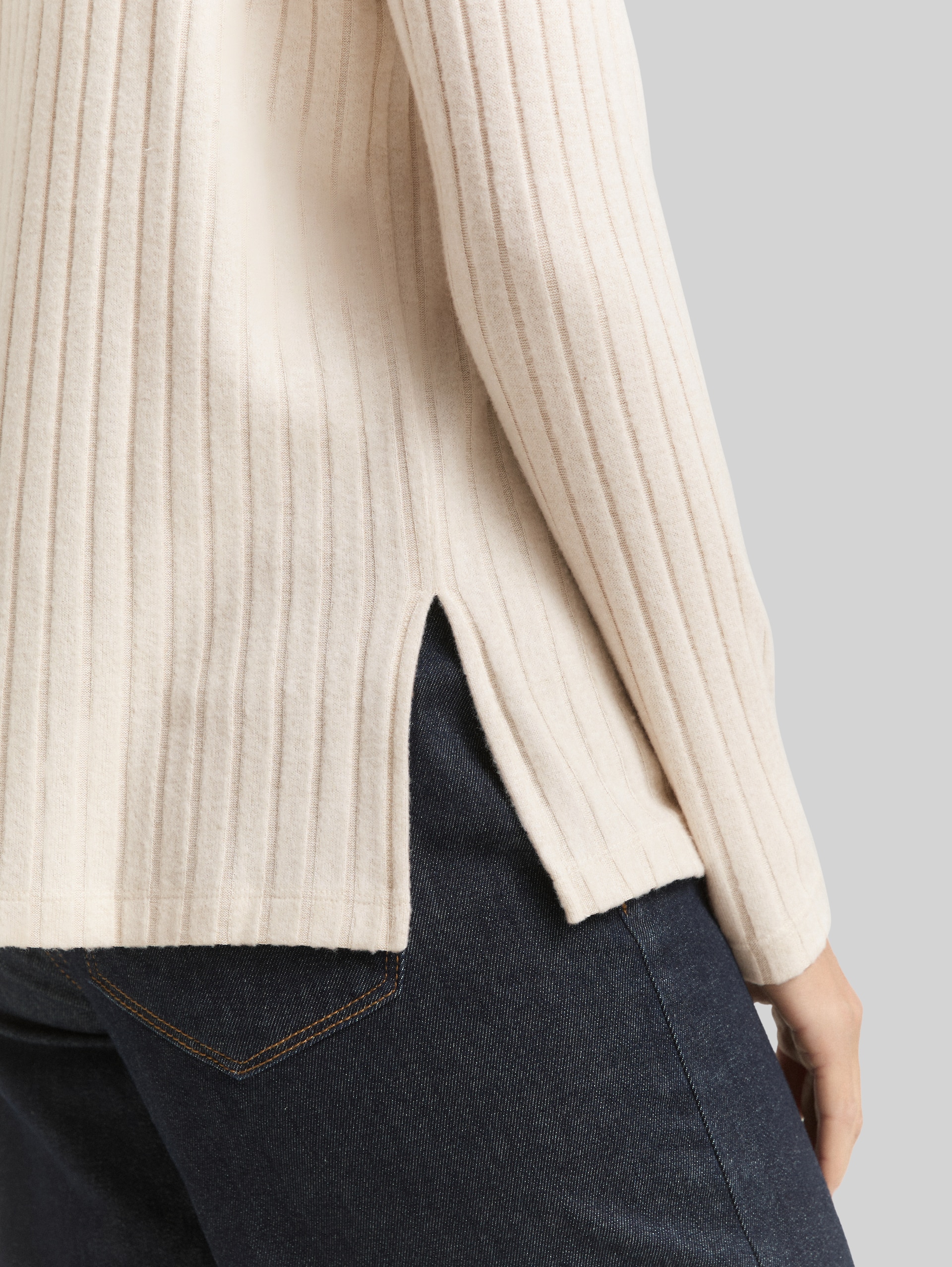 Cosy Langarmshirt mit Stehkragen - sand stone beige melange - Detail-Model-Ansicht