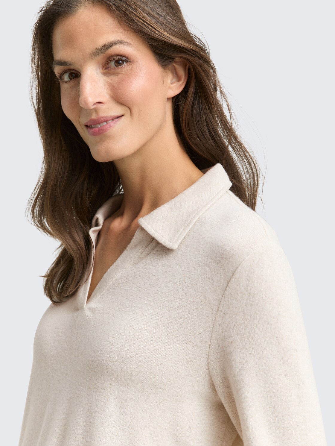 Cosy Langarmshirt mit Polokragen - sand stone beige melange - Detail-Model-Ansicht