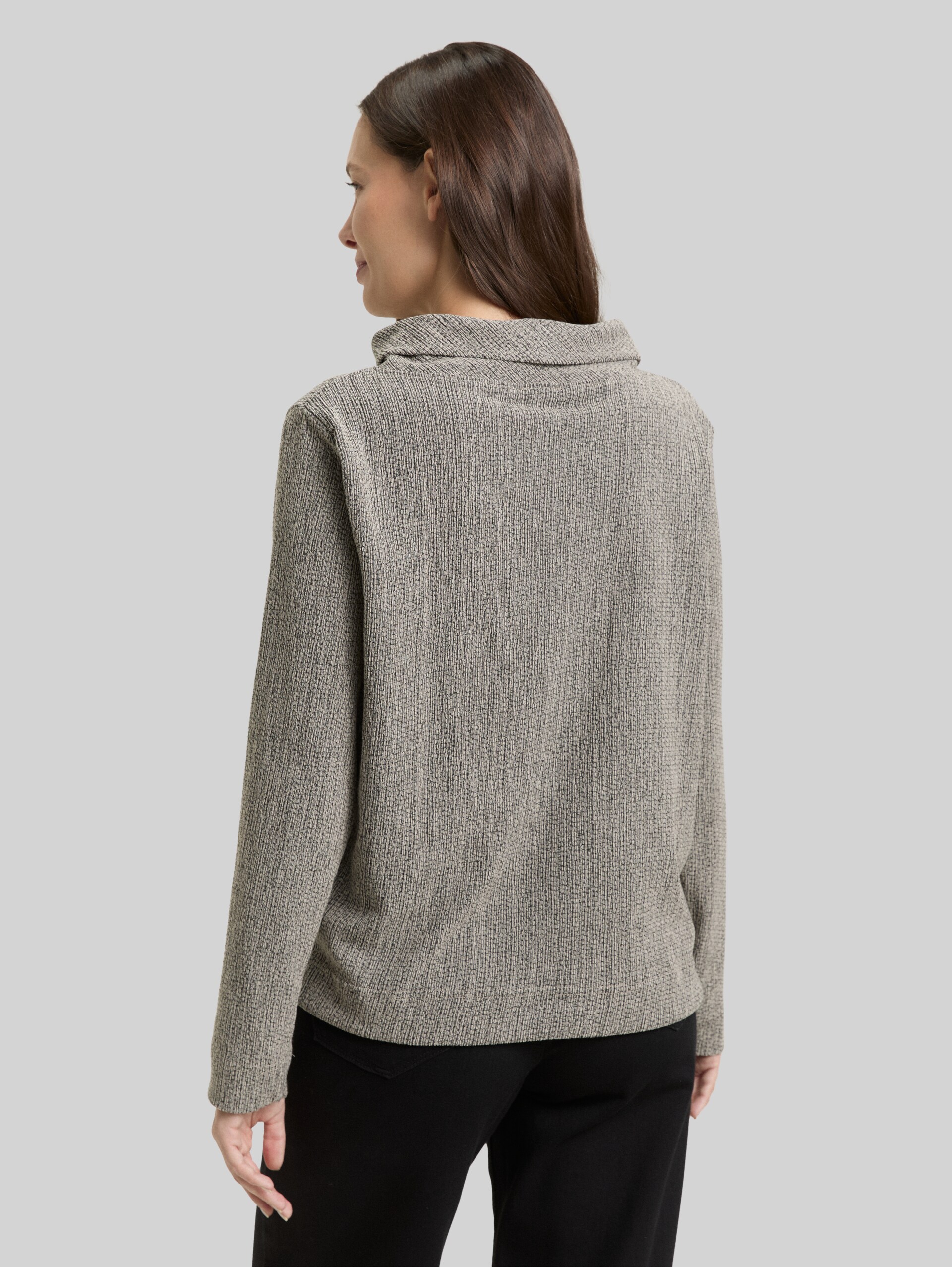 Langarmshirt mit Rollkragen - beige black structure - Auschnitt Model-Rückansicht
