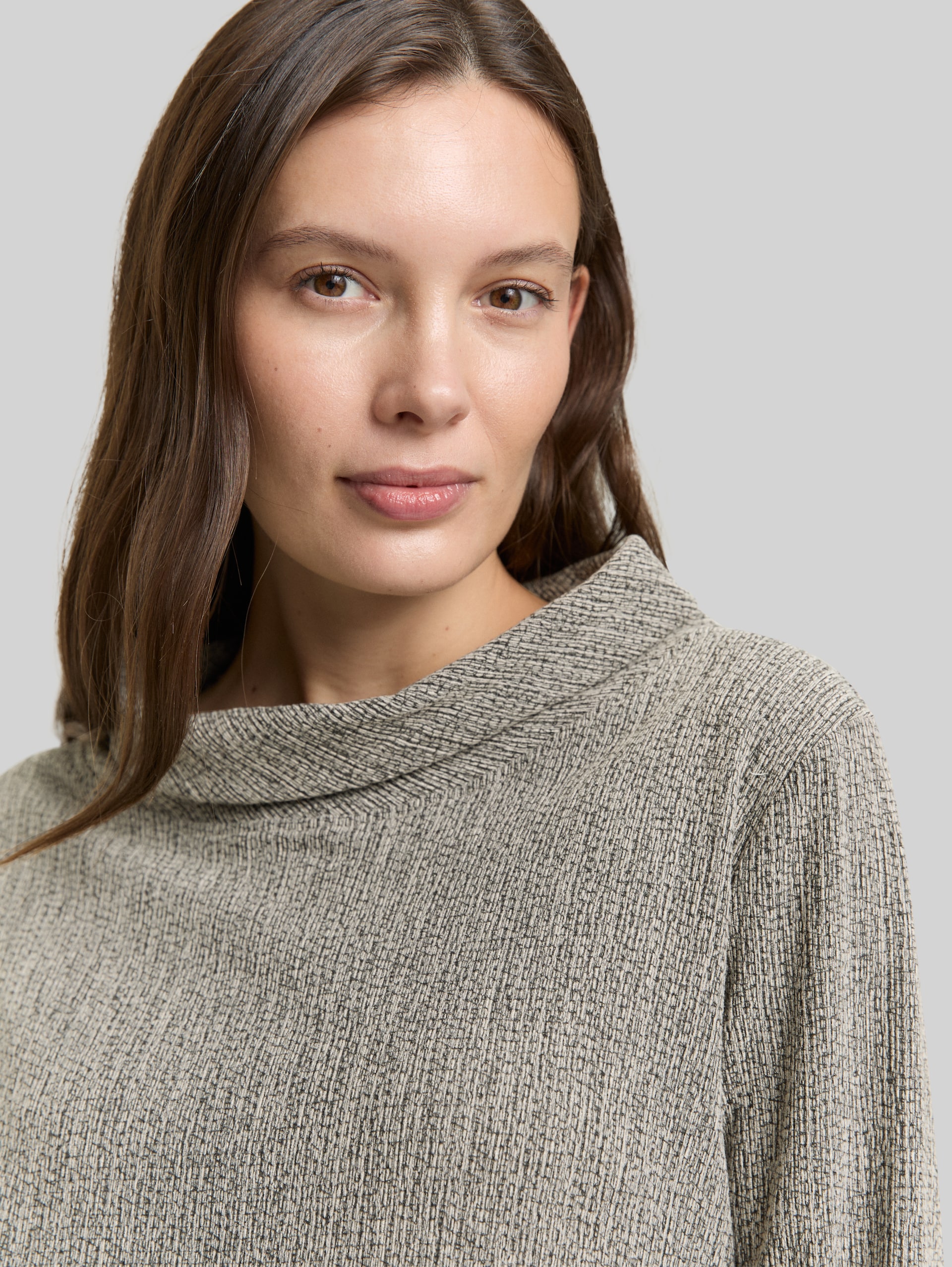 Langarmshirt mit Rollkragen - beige black structure - Detail-Model-Ansicht