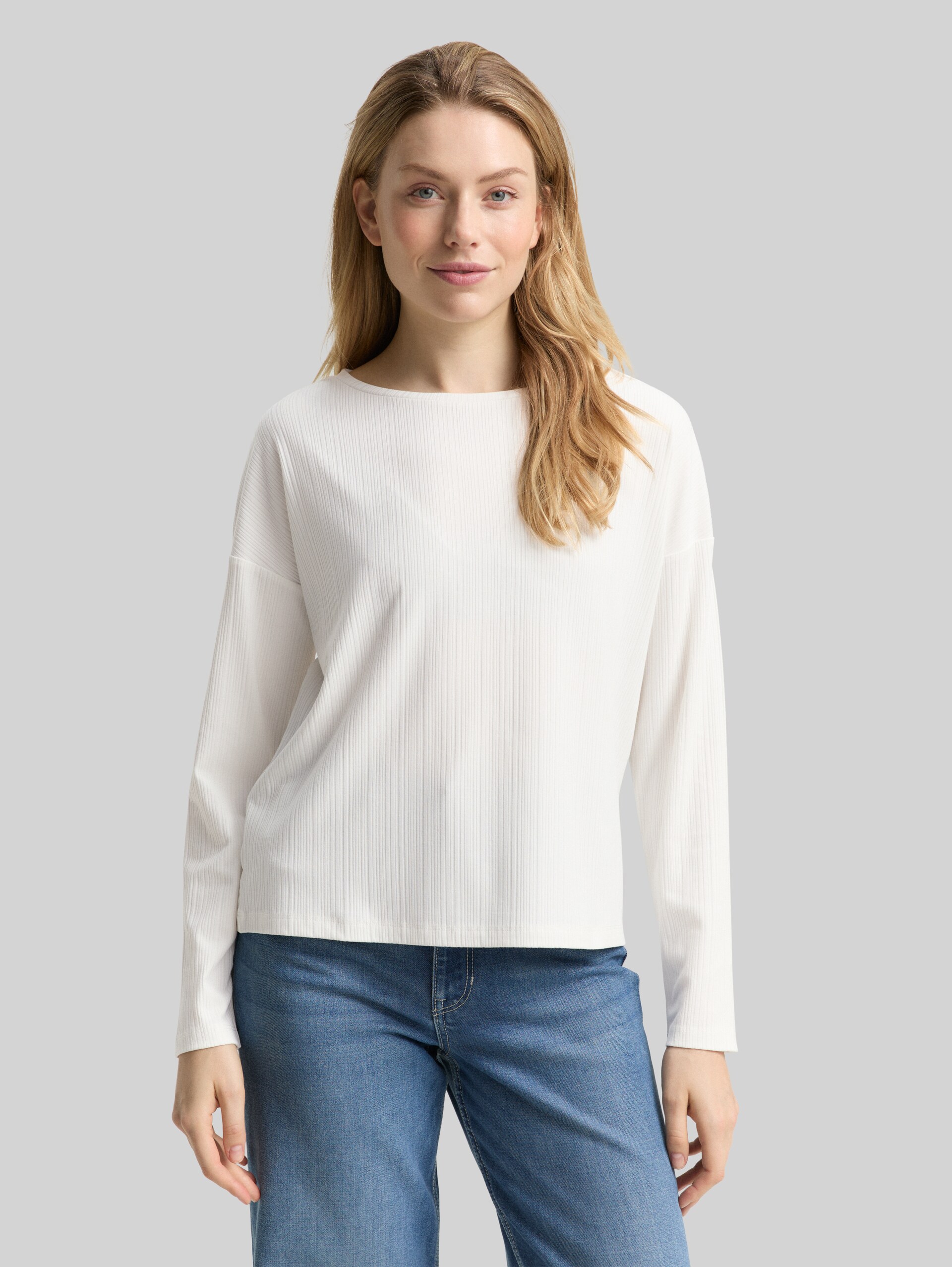 Loose fit long-sleeved shirt with ribbed texture - Whisper White - Neckline model front view