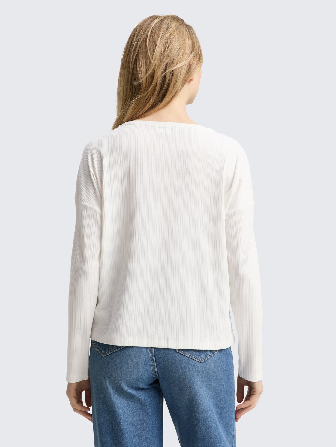 Loose Fit Langarmshirt mit Rippstruktur - Whisper White - Auschnitt Model-Rückansicht