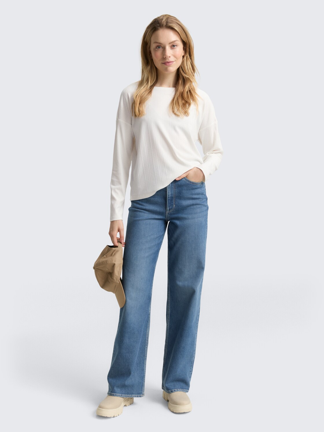 Loose Fit Langarmshirt mit Rippstruktur - Whisper White - Model-Vorderansicht