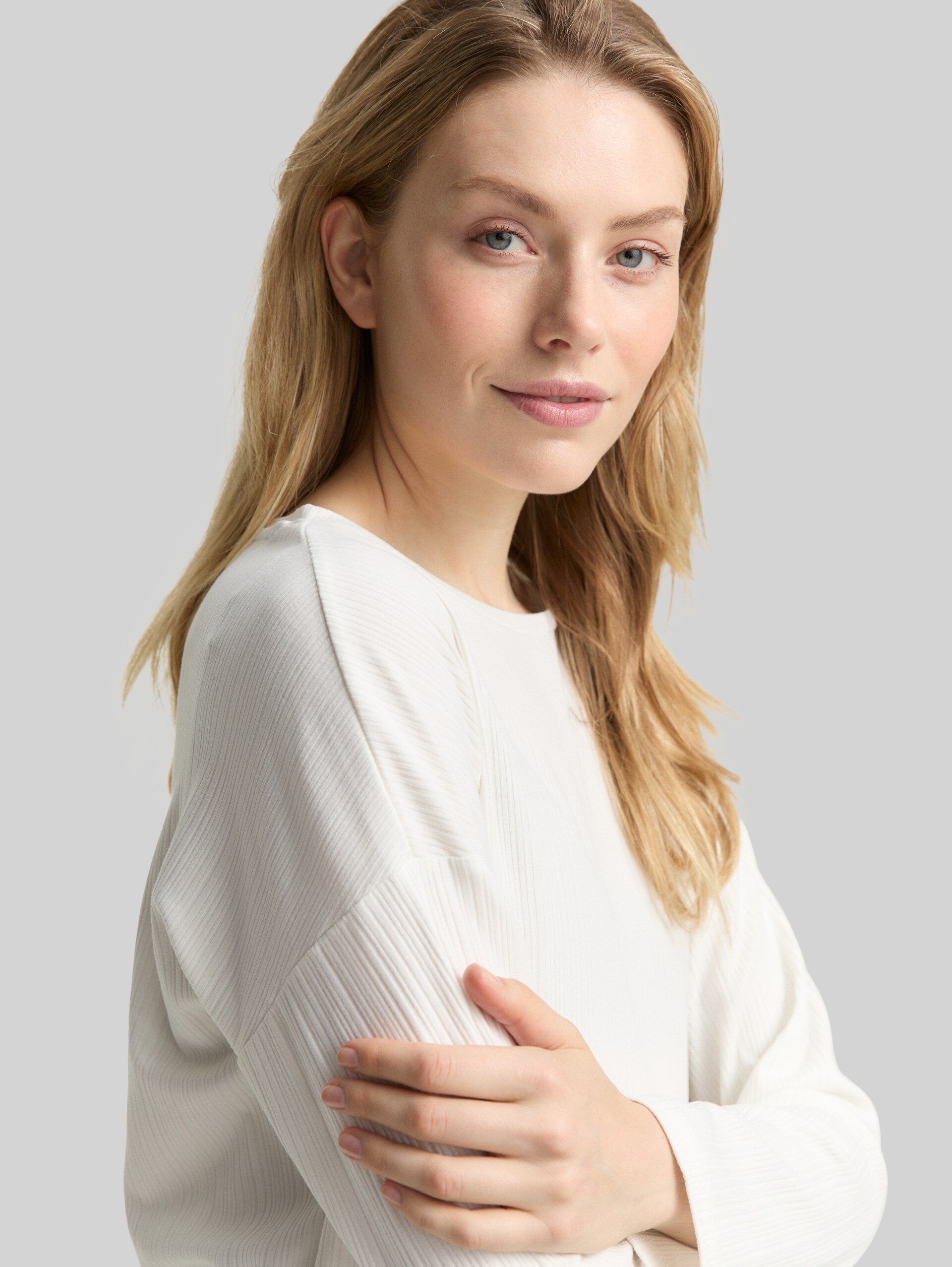 Loose fit long-sleeved shirt with ribbed texture - Whisper White - Detail model view