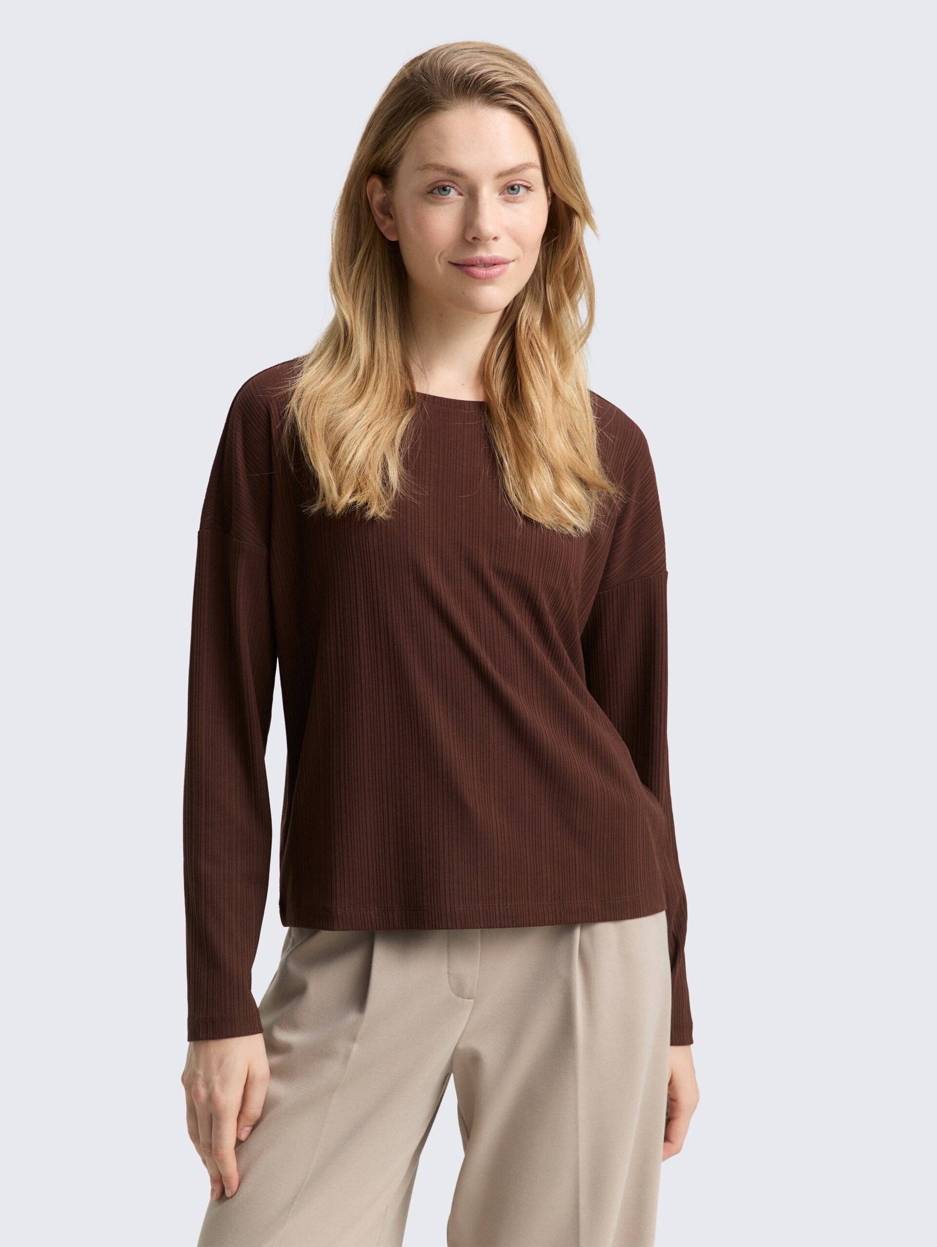 Loose Fit Langarmshirt mit Rippstruktur - dark pecan brown - Ausschnitt Model-Vorderansicht