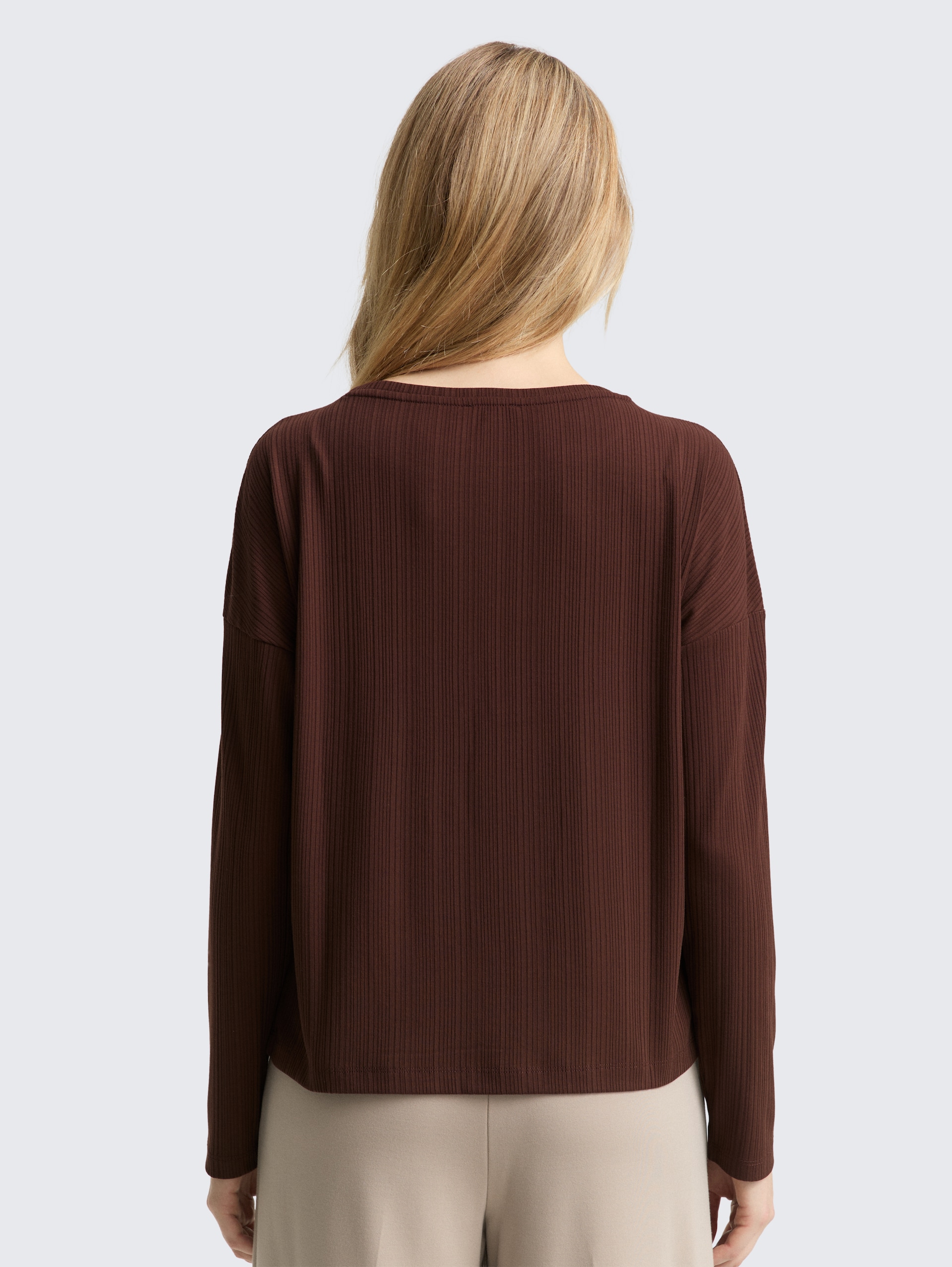 Loose Fit Langarmshirt mit Rippstruktur - dark pecan brown - Auschnitt Model-Rückansicht