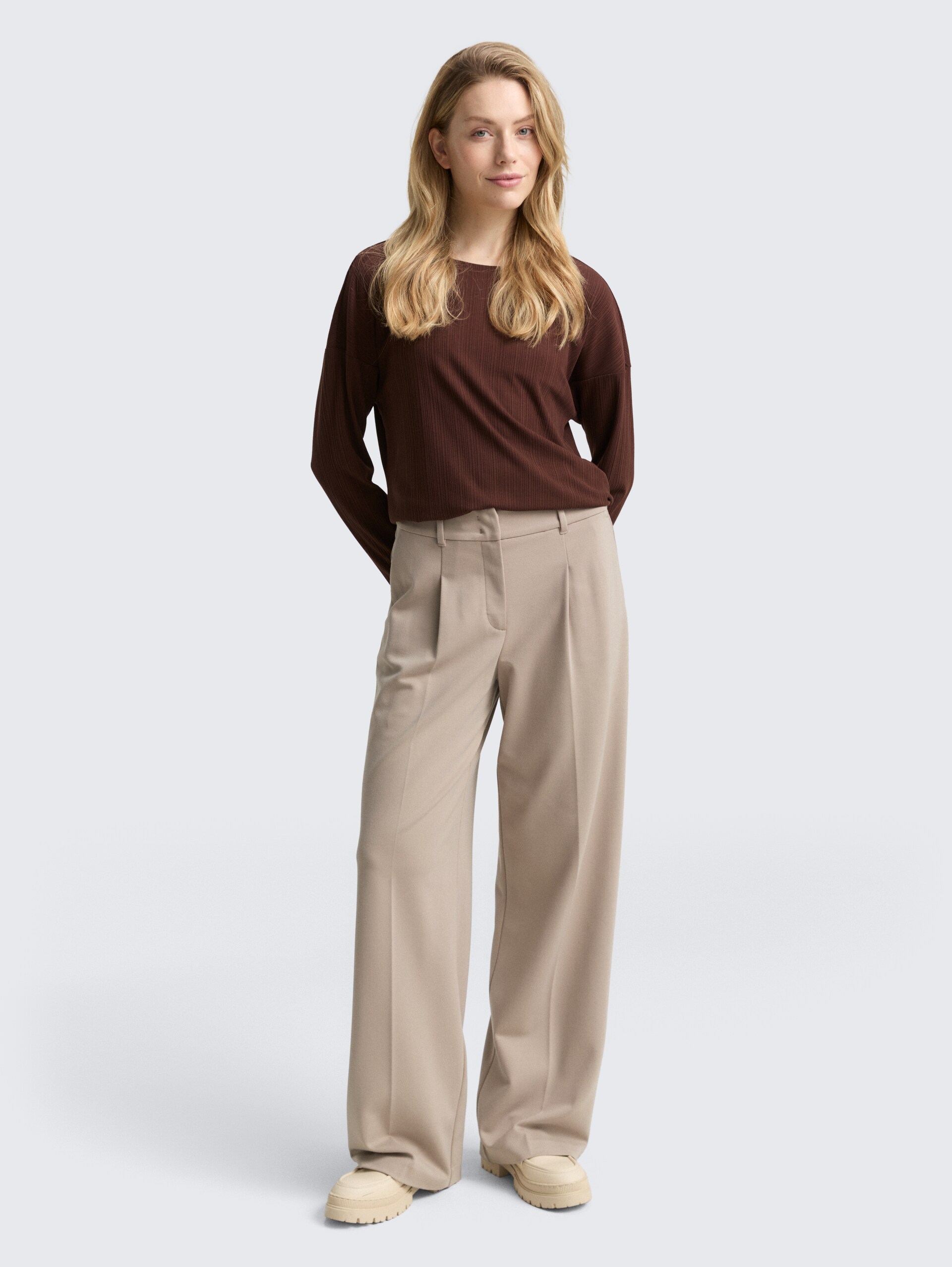 Loose Fit Langarmshirt mit Rippstruktur - dark pecan brown - Model-Vorderansicht