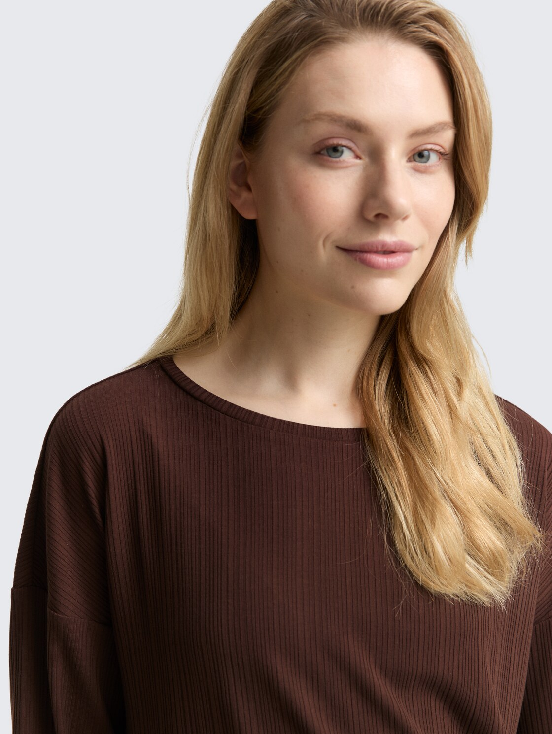 Loose Fit Langarmshirt mit Rippstruktur - dark pecan brown - Detail-Model-Ansicht