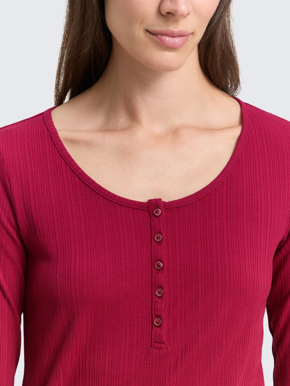 Slim Fit Henley Langarmshirt - Rumba Red - Detail-Model-Ansicht