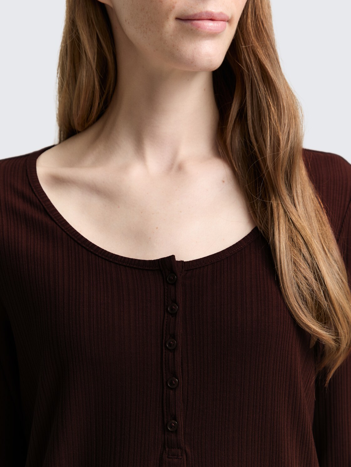 Slim Fit Henley Langarmshirt - dark pecan brown - Detail-Model-Ansicht