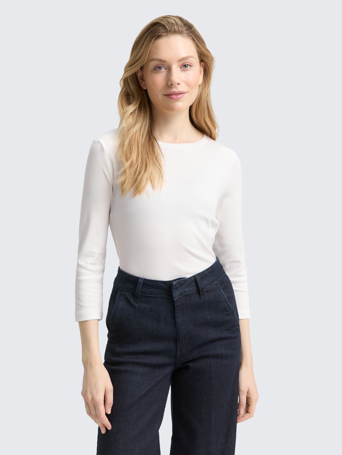 Slim Fit Langarmshirt mit Glitzer-Logo - Whisper White - Ausschnitt Model-Vorderansicht