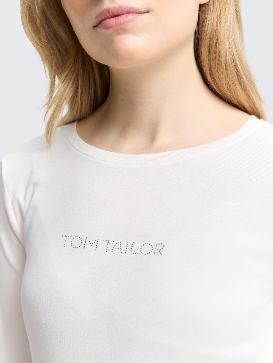 Slim Fit Langarmshirt mit Glitzer-Logo - Whisper White - Detail-Model-Ansicht