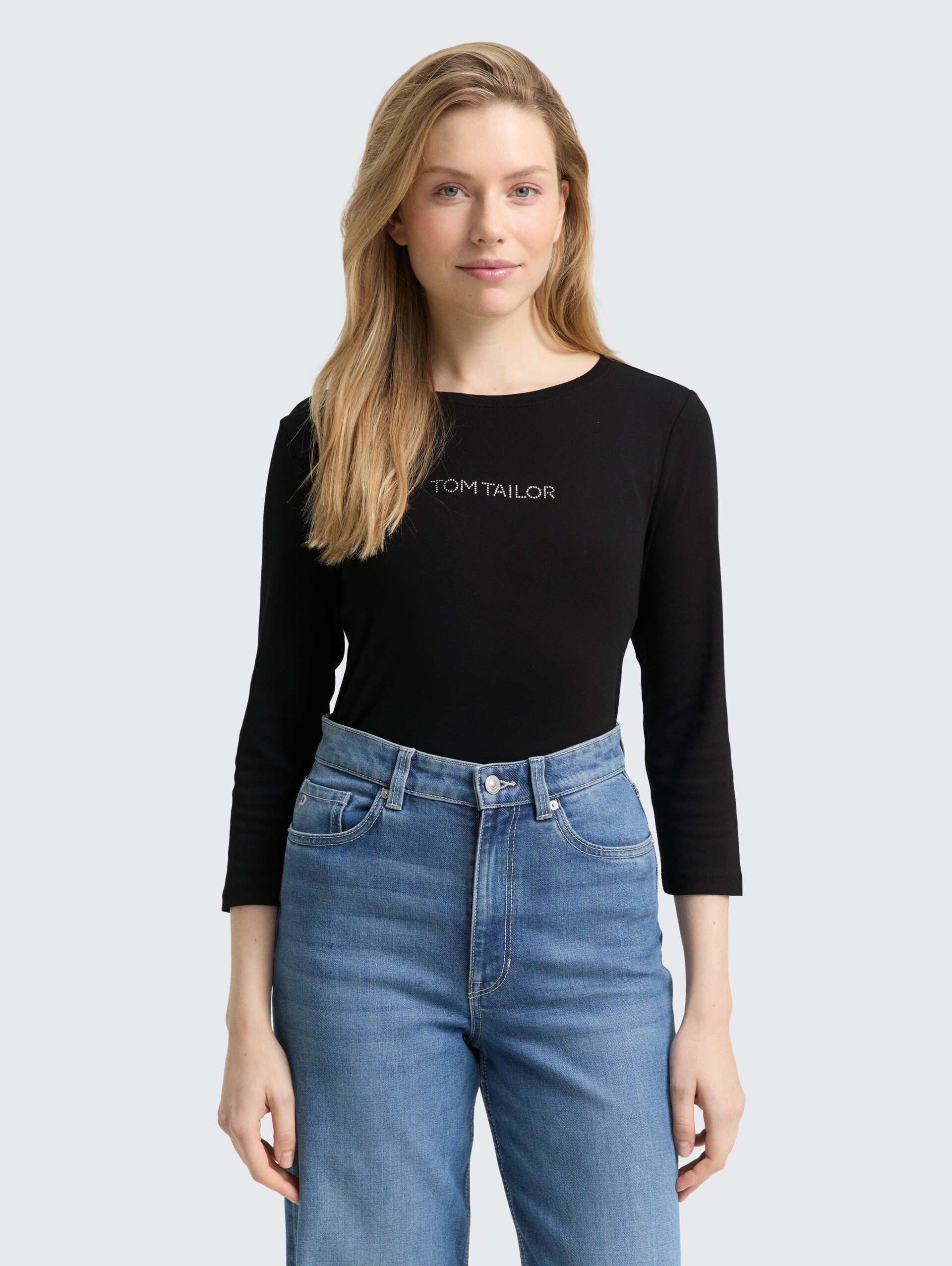 Slim Fit Langarmshirt mit Glitzer-Logo - deep black - Ausschnitt Model-Vorderansicht