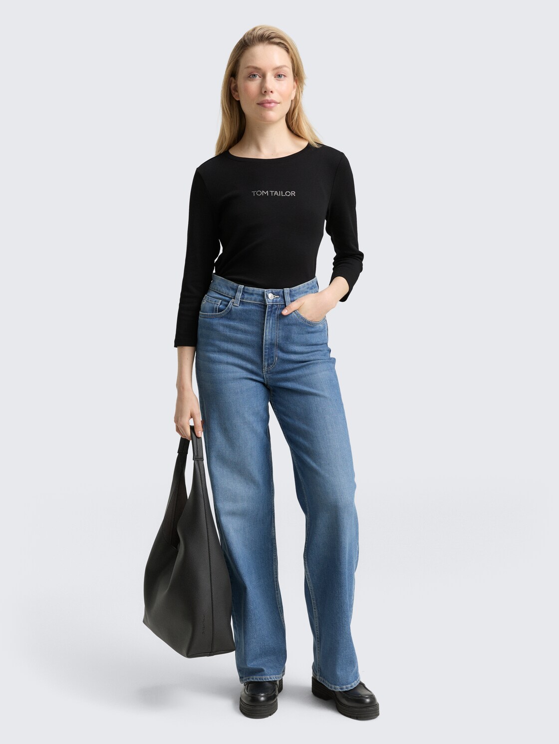 Slim Fit Langarmshirt mit Glitzer-Logo - deep black - Model-Vorderansicht