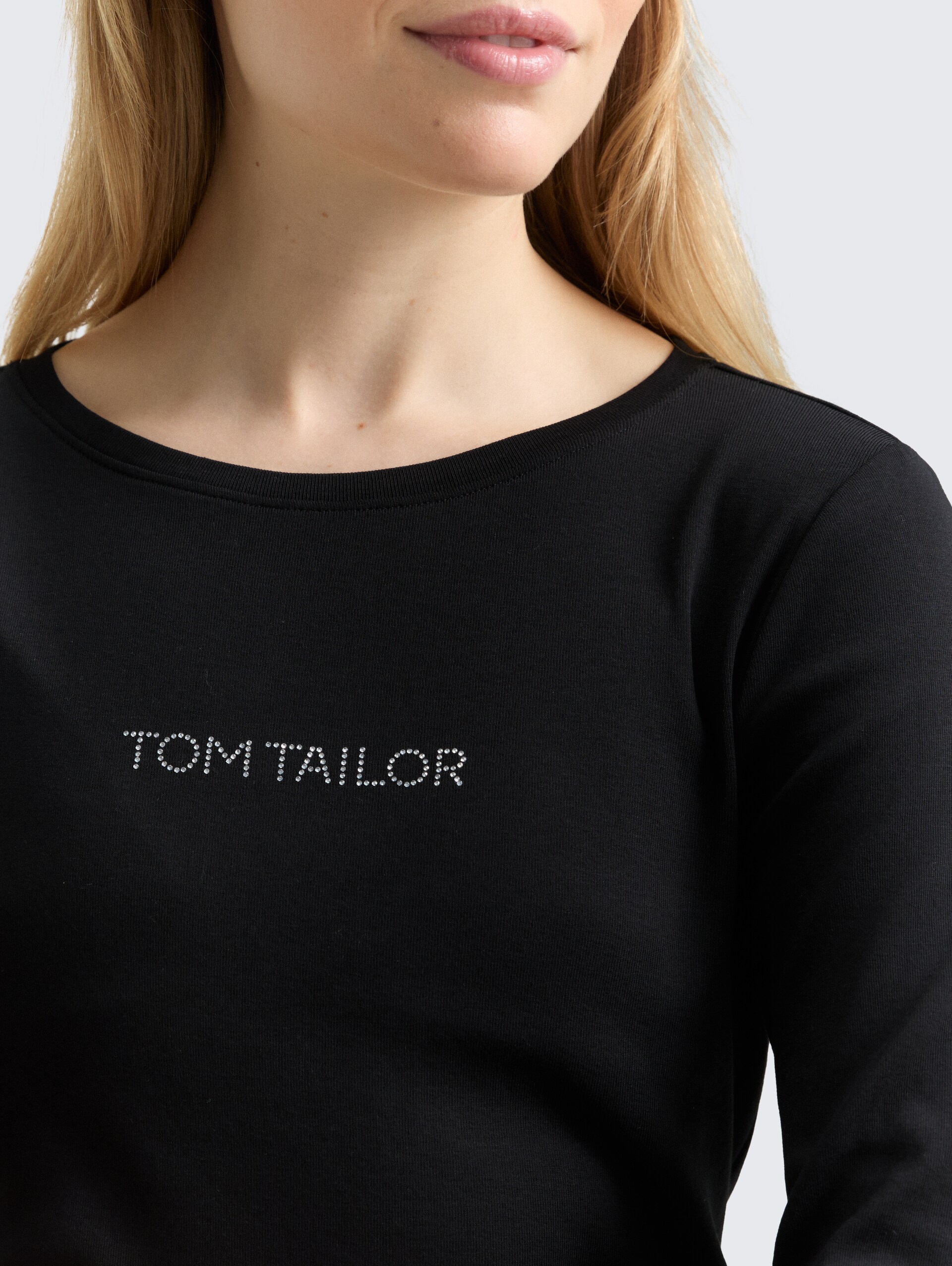Slim Fit Langarmshirt mit Glitzer-Logo - deep black - Detail-Model-Ansicht