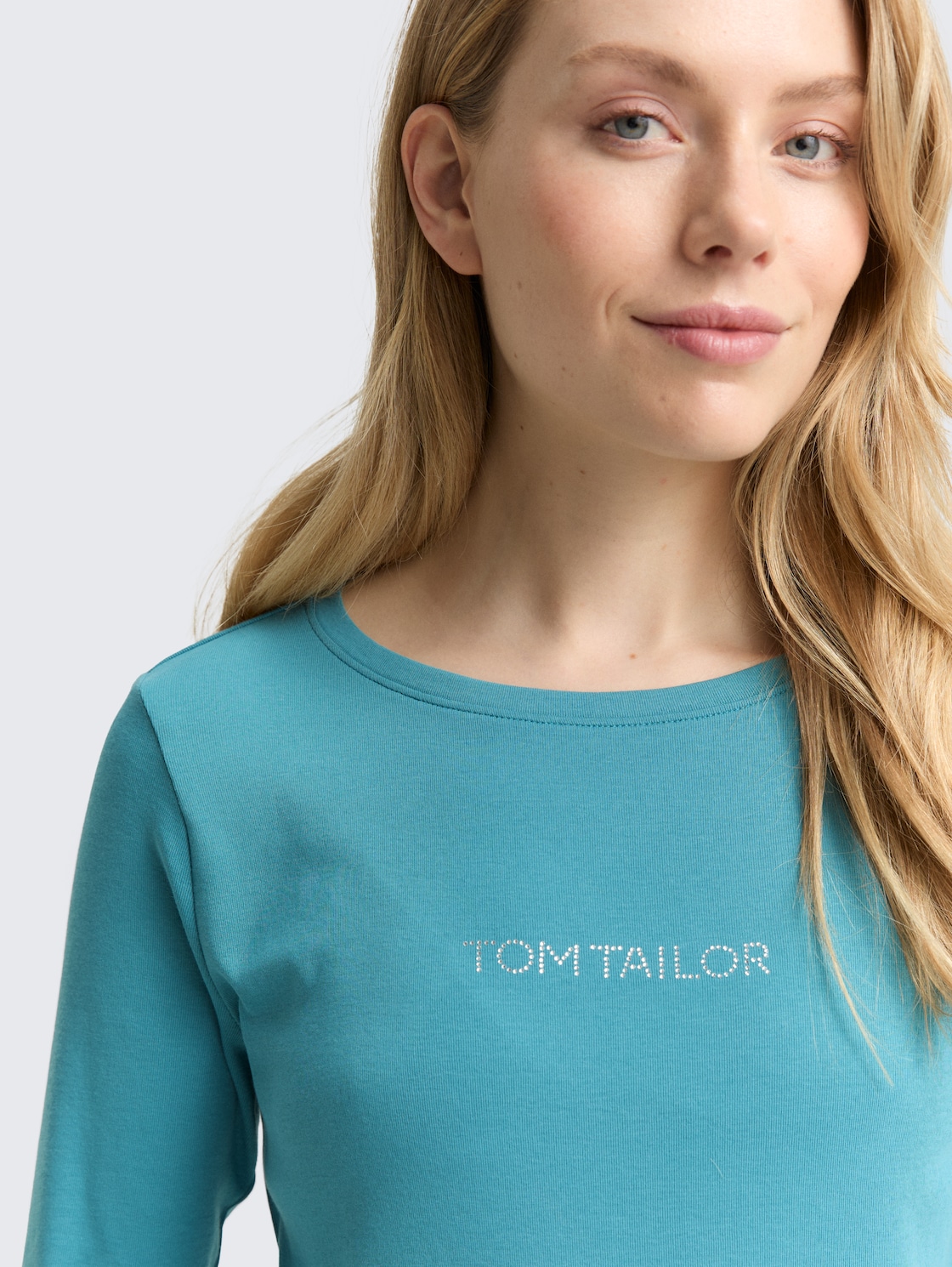 Slim Fit Langarmshirt mit Glitzer-Logo - tropical teal - Detail-Model-Ansicht