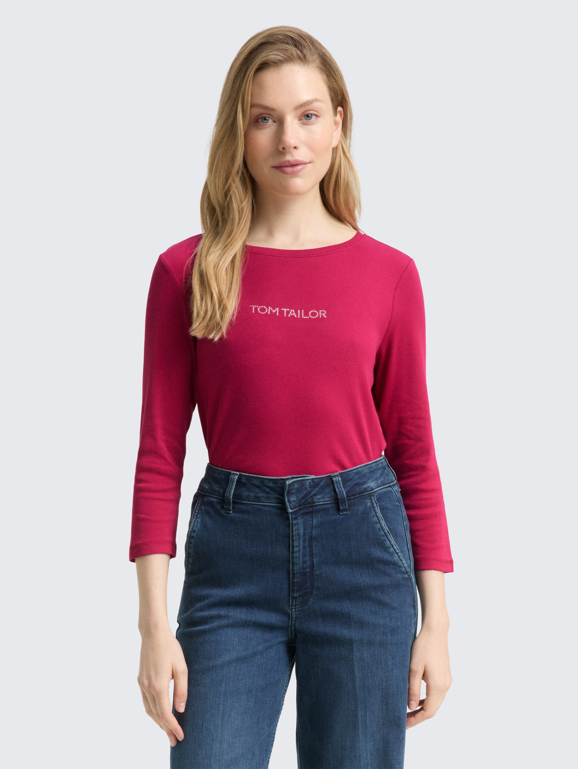 Slim Fit Langarmshirt mit Glitzer-Logo - dark pink - Ausschnitt Model-Vorderansicht