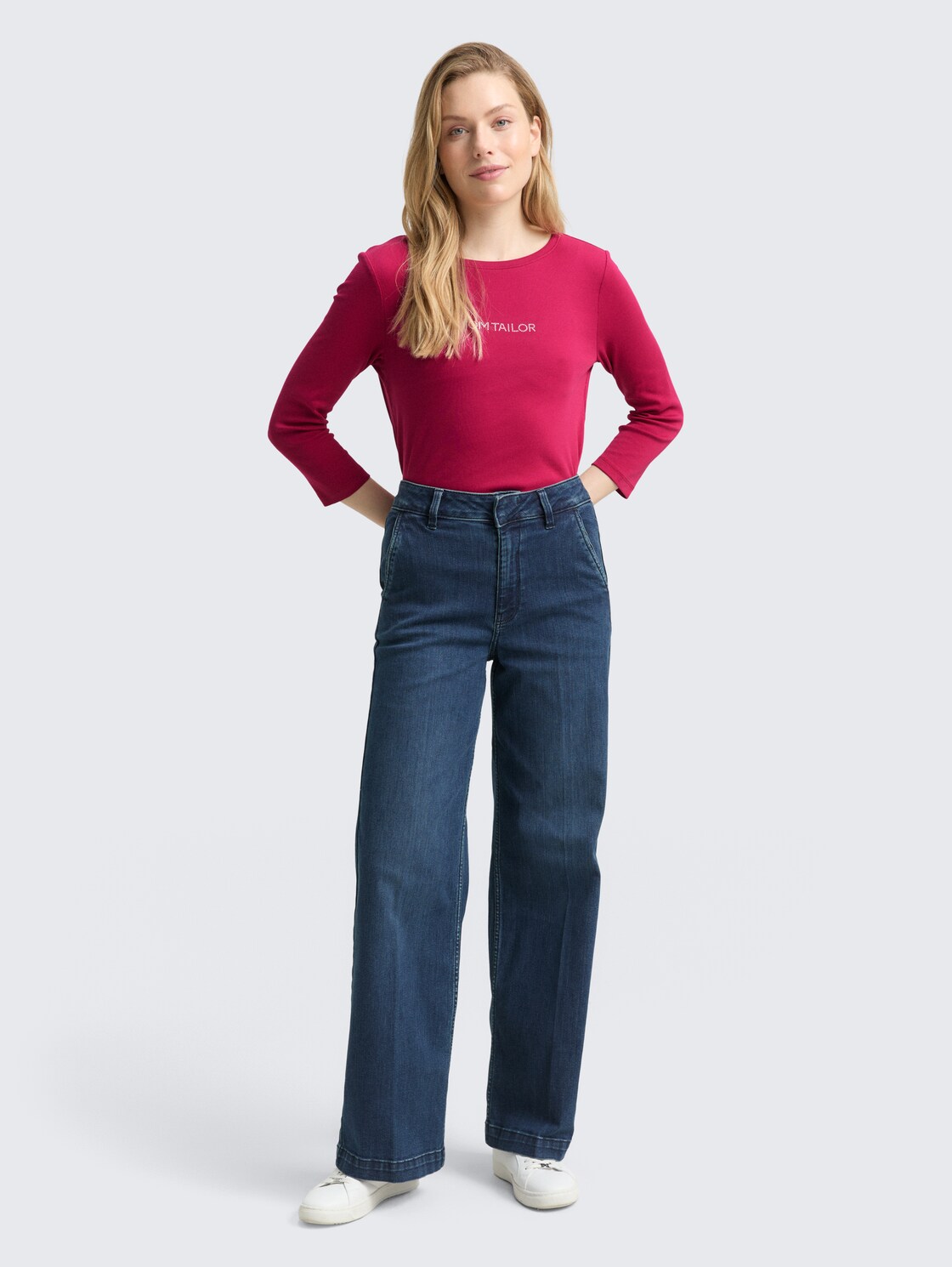 Slim Fit Langarmshirt mit Glitzer-Logo - dark pink - Model-Vorderansicht