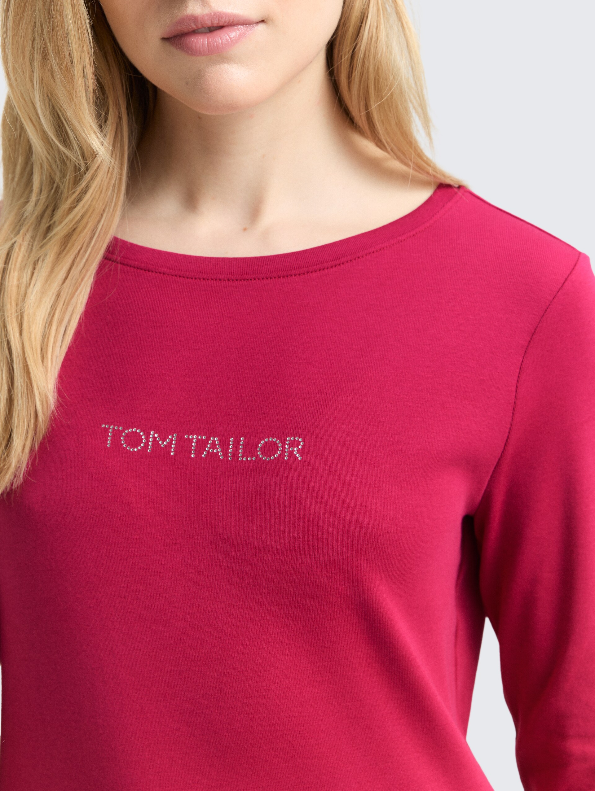 Slim Fit Langarmshirt mit Glitzer-Logo - dark pink - Detail-Model-Ansicht