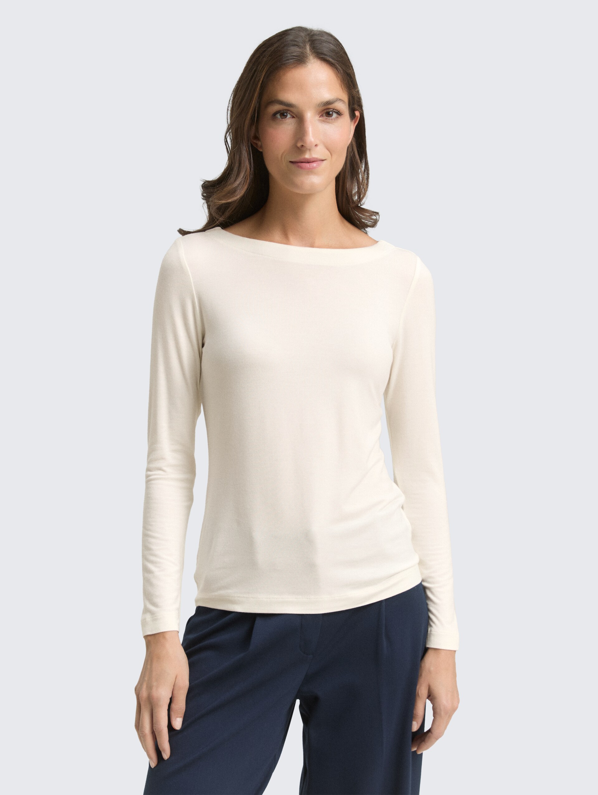 Slim Fit Langarmshirt mit U-Boot-Ausschnitt - Whisper White - Ausschnitt Model-Vorderansicht