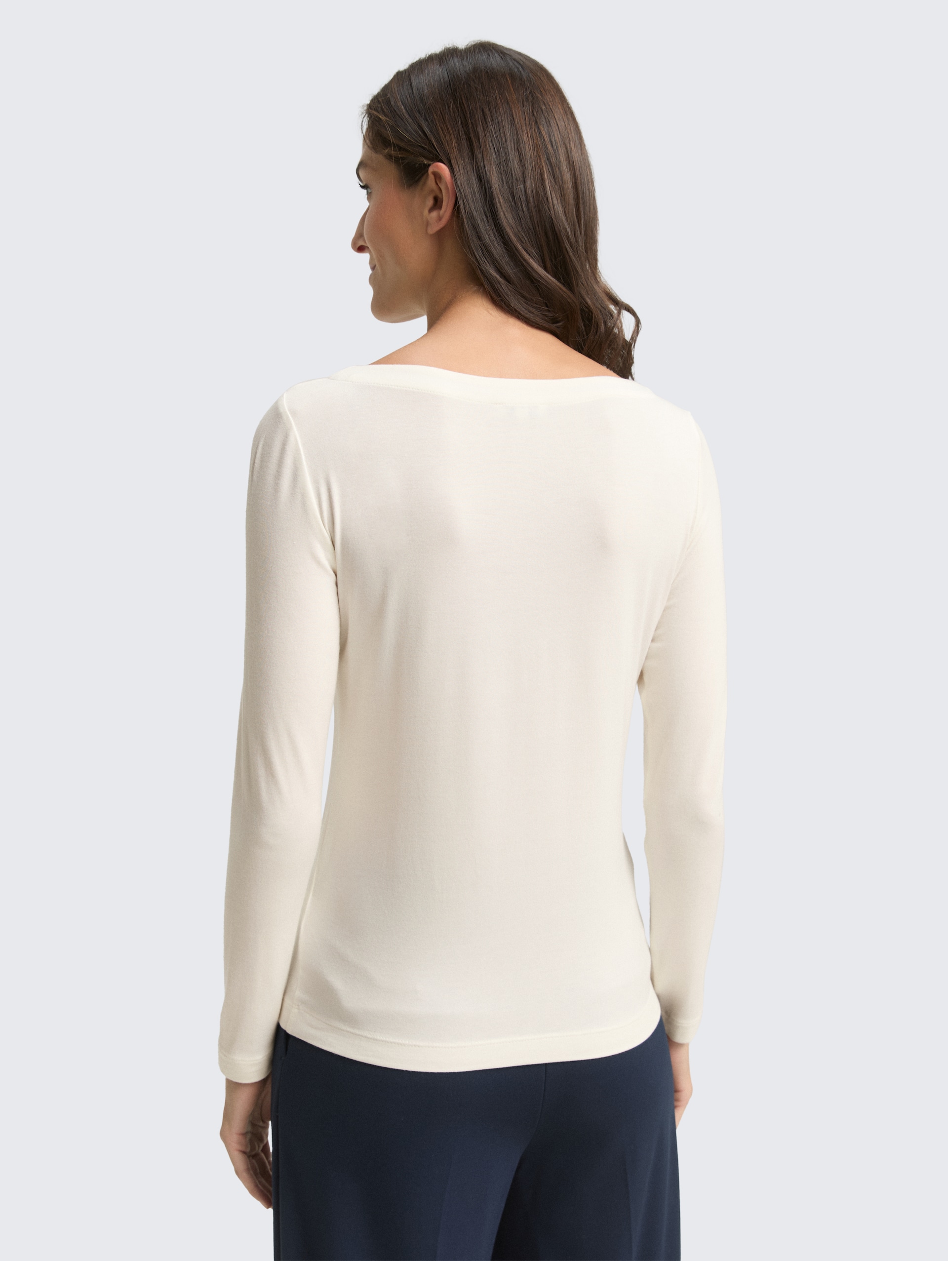 Slim Fit Langarmshirt mit U-Boot-Ausschnitt - Whisper White - Auschnitt Model-Rückansicht