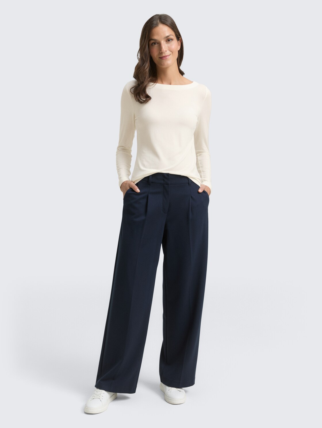 Slim Fit Langarmshirt mit U-Boot-Ausschnitt - Whisper White - Model-Vorderansicht