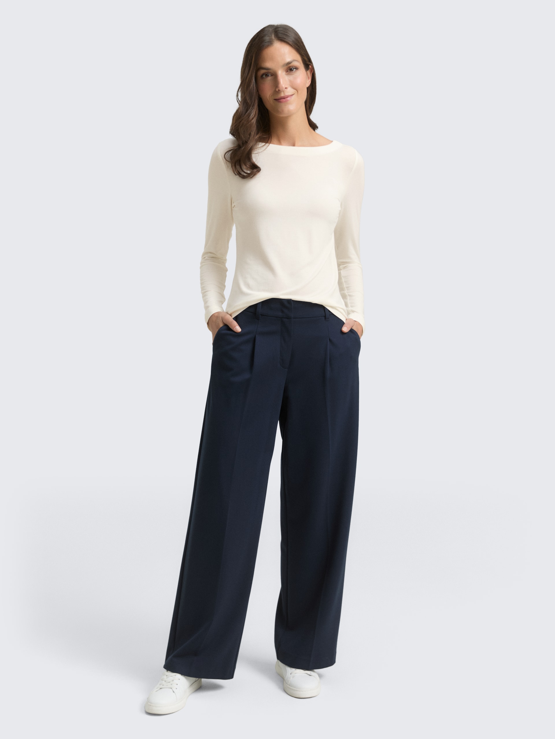 Slim Fit Langarmshirt mit U-Boot-Ausschnitt - Whisper White - Model-Vorderansicht