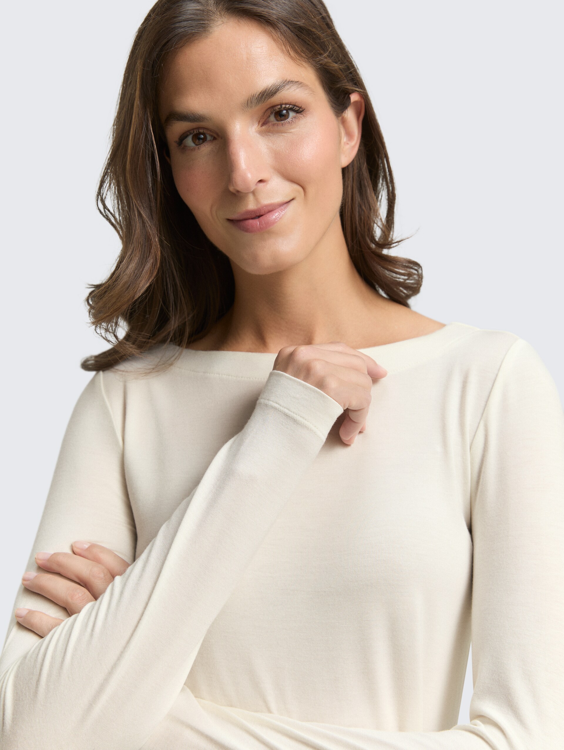 Slim Fit Langarmshirt mit U-Boot-Ausschnitt - Whisper White - Detail-Model-Ansicht