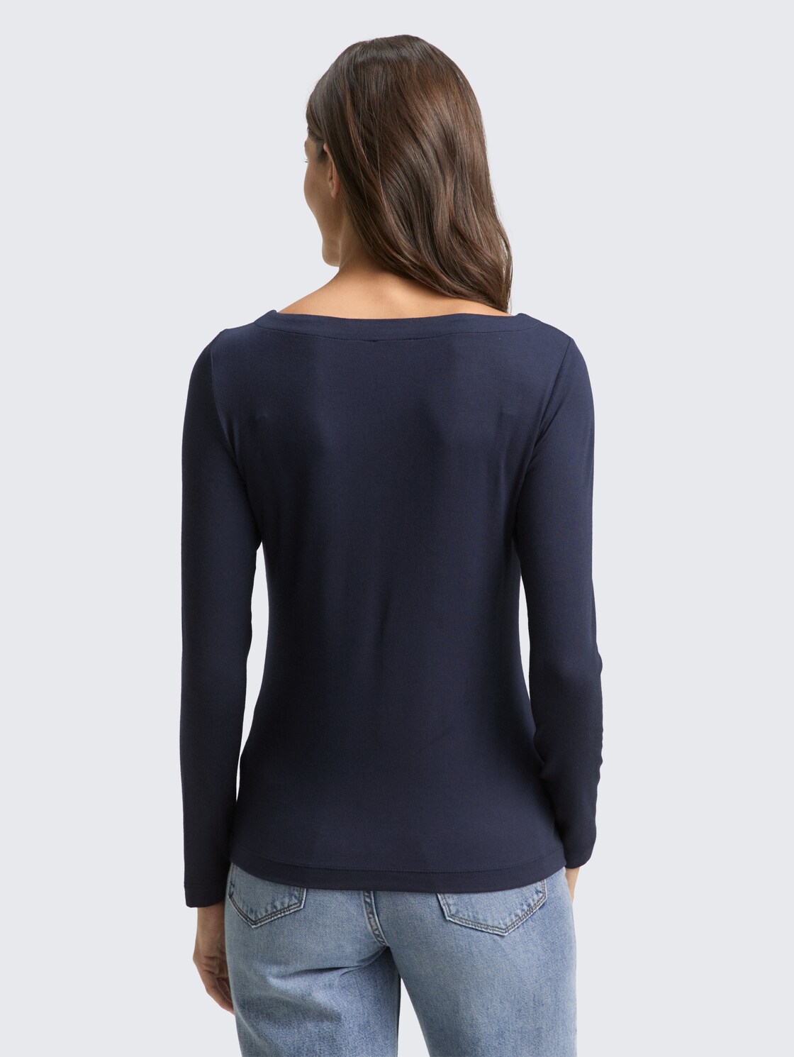 Slim Fit Langarmshirt mit U-Boot-Ausschnitt - sky captain blue - Auschnitt Model-Rückansicht