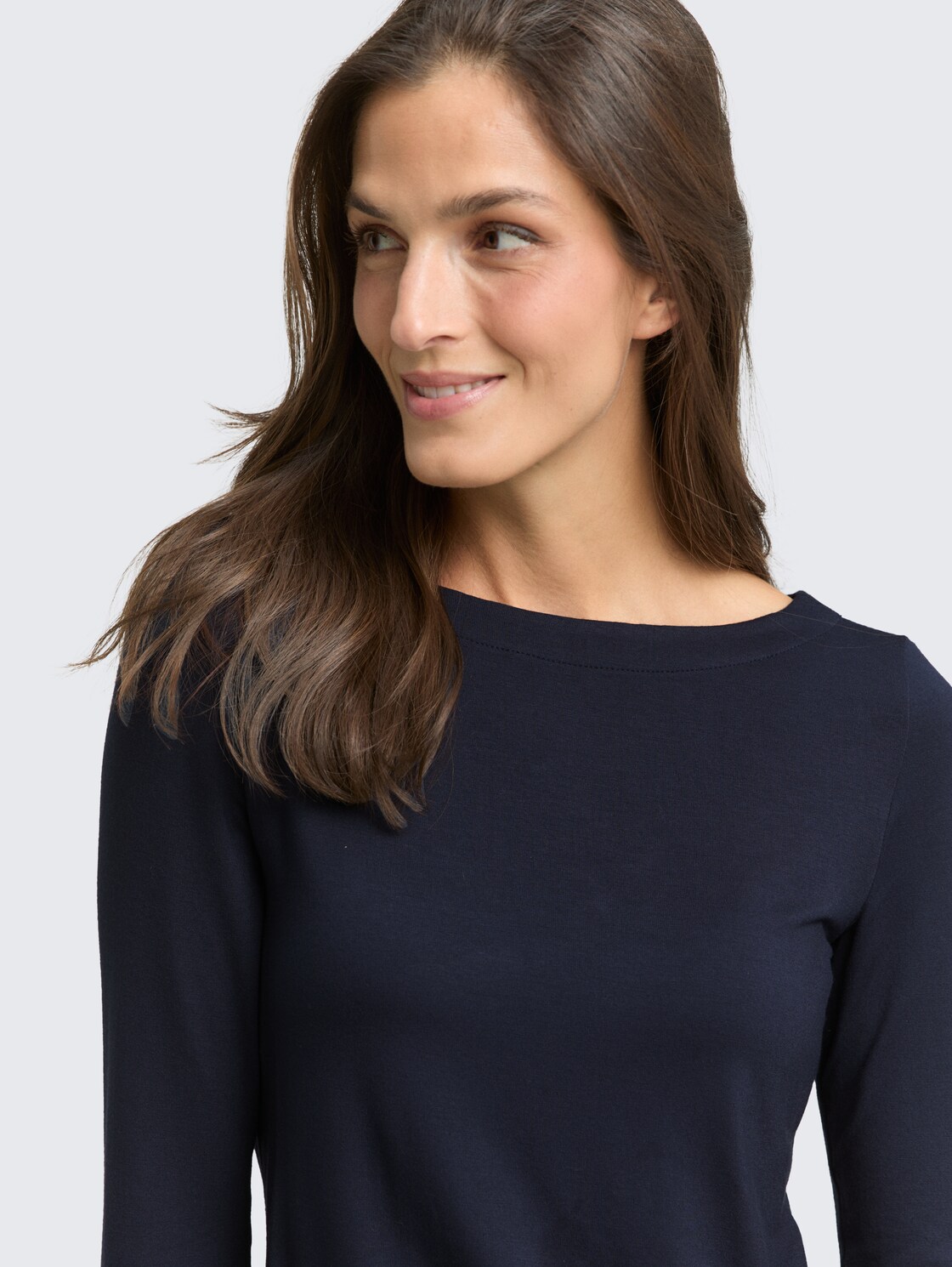 Slim Fit Langarmshirt mit U-Boot-Ausschnitt - sky captain blue - Detail-Model-Ansicht