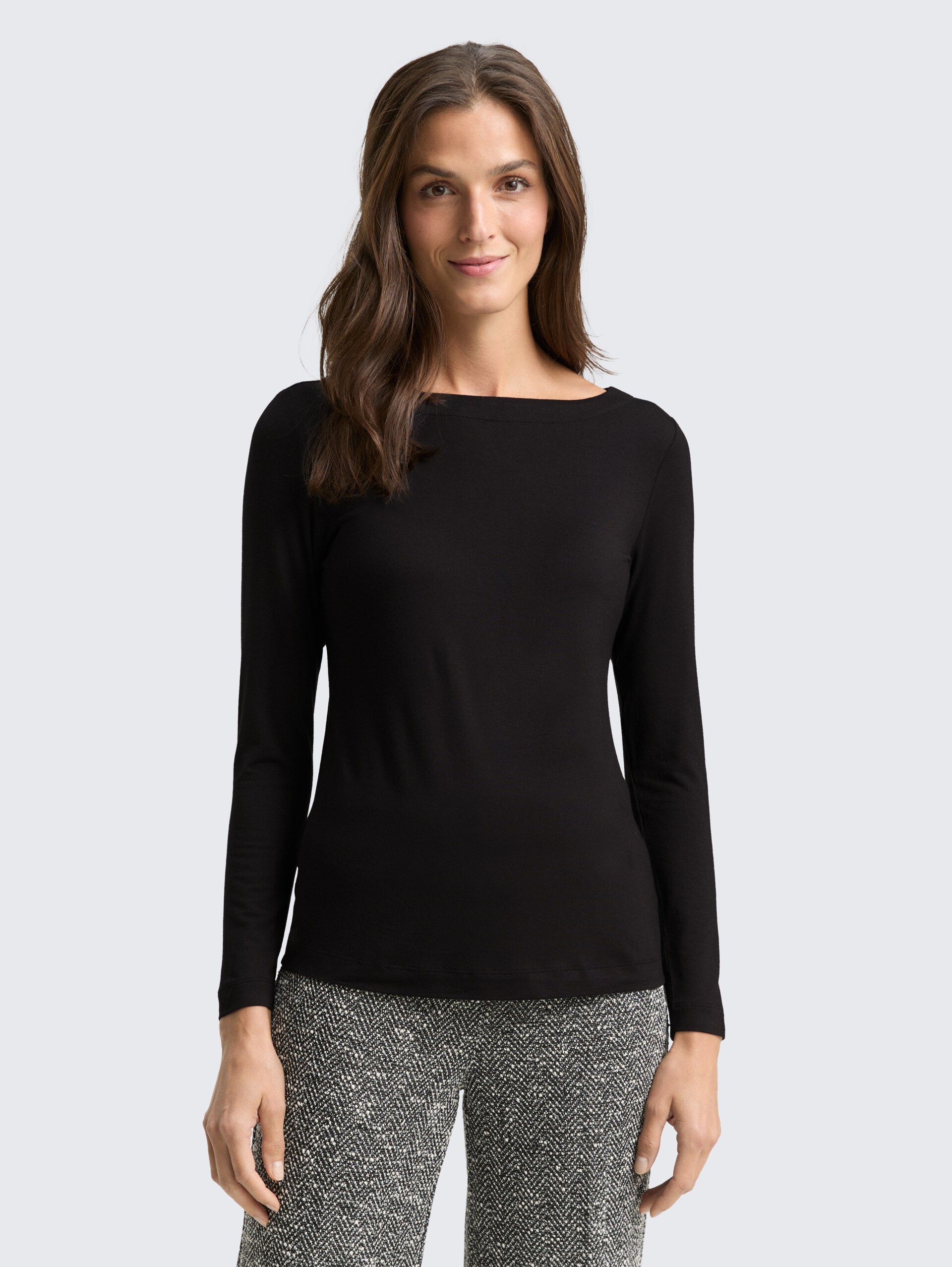 Slim Fit Langarmshirt mit U-Boot-Ausschnitt - deep black - Ausschnitt Model-Vorderansicht