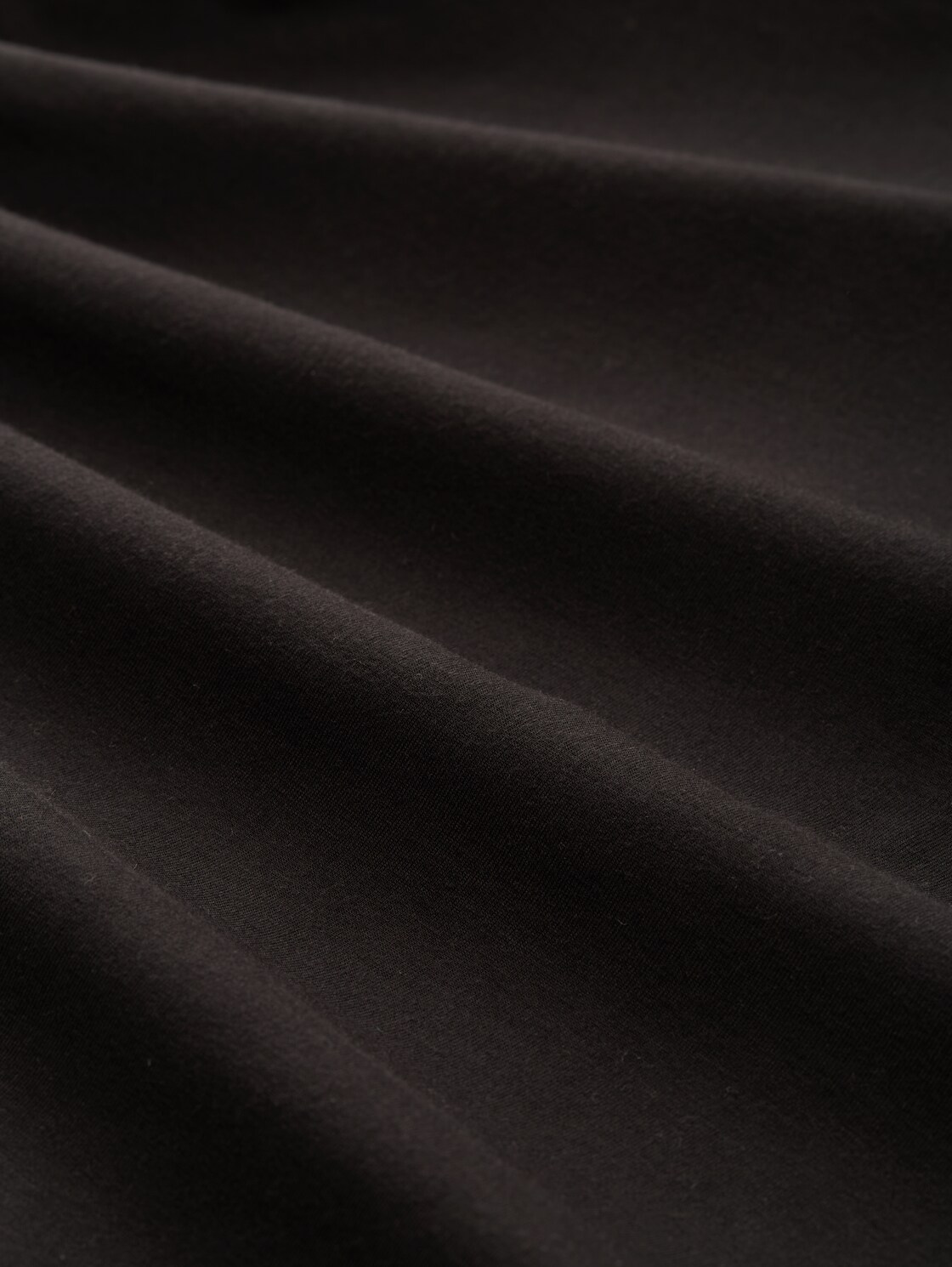 Slim Fit Langarmshirt mit U-Boot-Ausschnitt - deep black - Material-Ansicht