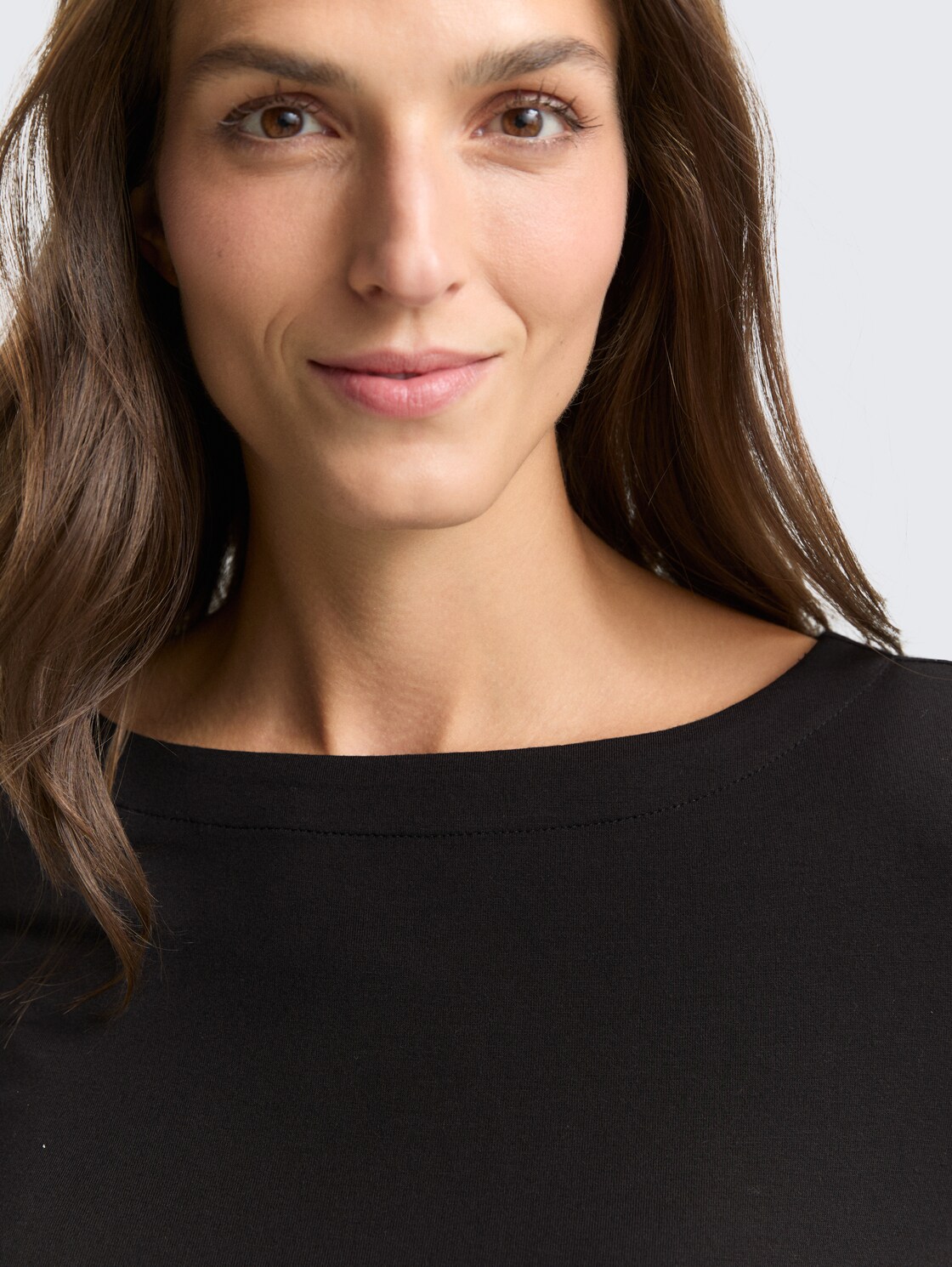 Slim Fit Langarmshirt mit U-Boot-Ausschnitt - deep black - Detail-Model-Ansicht