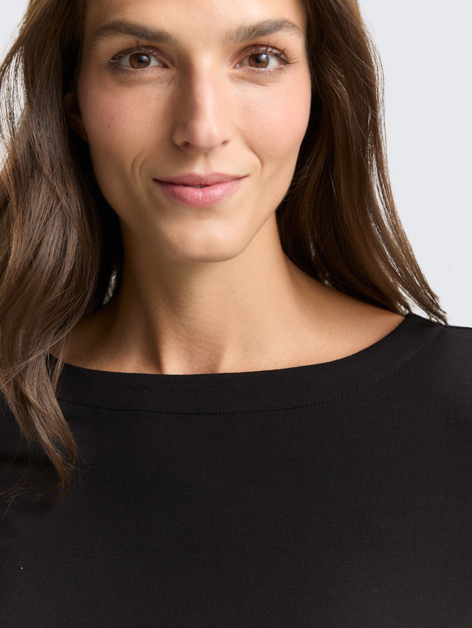 Slim Fit Langarmshirt mit U-Boot-Ausschnitt - deep black - Detail-Model-Ansicht