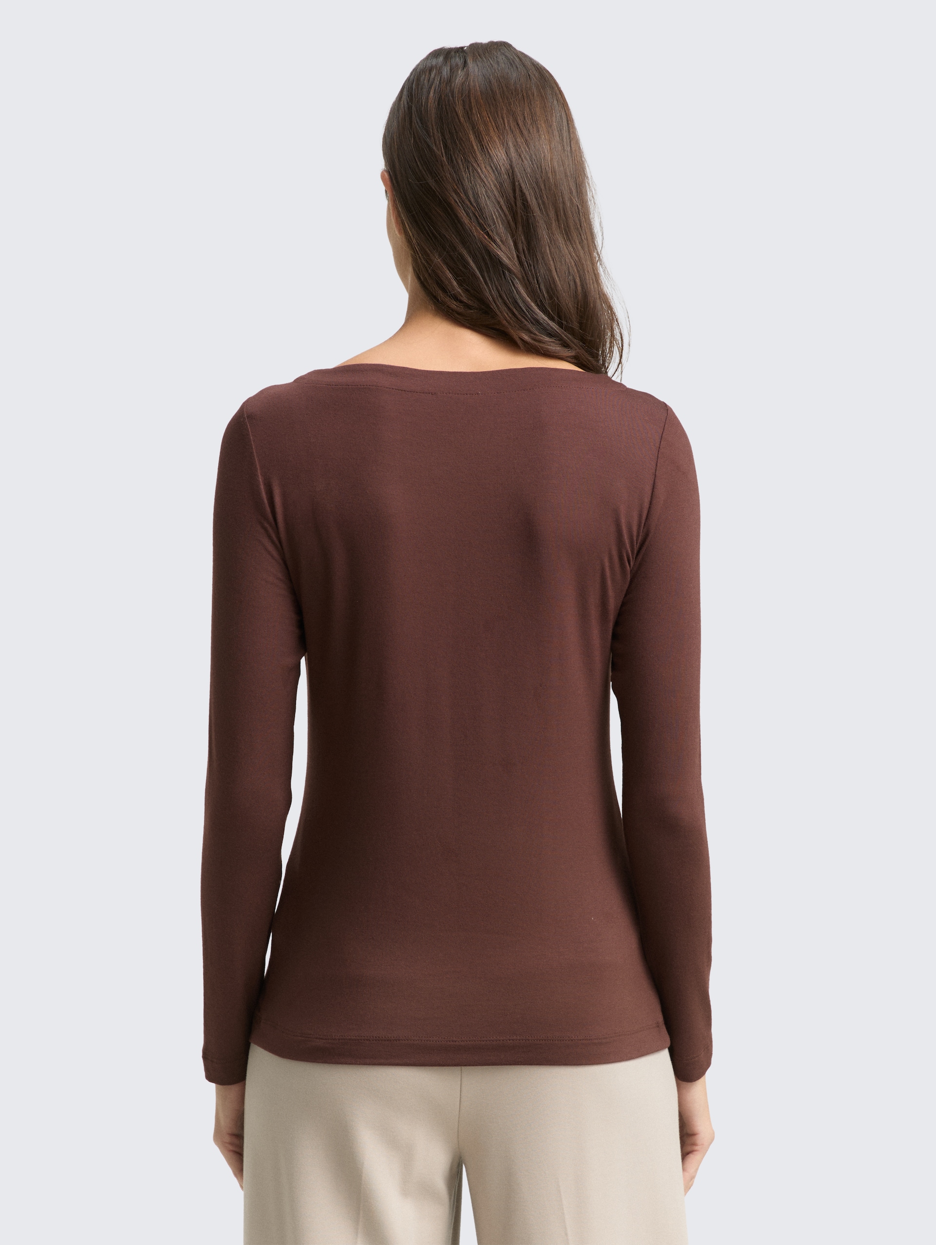 Slim Fit Langarmshirt mit U-Boot-Ausschnitt - dark pecan brown - Auschnitt Model-Rückansicht